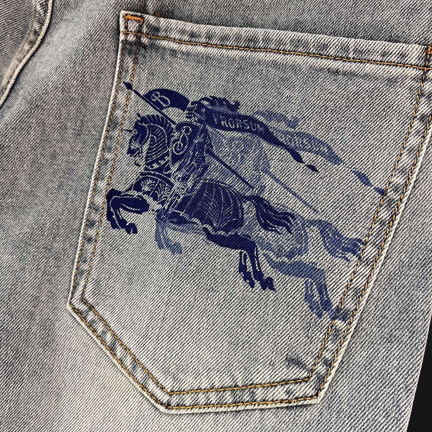 【新品】PP260 夏季薄款 Bur 牛仔裤 25SS春夏新品 ‼️‼️男士水洗复古魅力时尚休闲牛仔裤 追求完美主义的男人必备款!修身款!!!
贸易渠道工厂货品,复古水洗 无敌性的裁剪设计,打破传统素色的正式感!挺拔硬朗帅气的造型实之做工精致细腻
日本Denim色织牛仔面料!经过浆染工艺制作而成,打造牛仔.斜纹胚布经防缩整理,缩水率比一般牛仔裤要小,质地更加紧密厚实,织纹依迹清晰可见.专业Selvedge锁边工艺制作,走线运用缝纫捻线缉机进行了拼接重叠锁边缝制的一系列工艺制作流程.浑然天成一体式潮流时尚的裁剪造型设计.
区别于一般的牛品!
颜色:浅蓝色
尺码:29/30/31/32/33/34/36/38
30腰围78臀围98裤裆26裤长100裤脚14