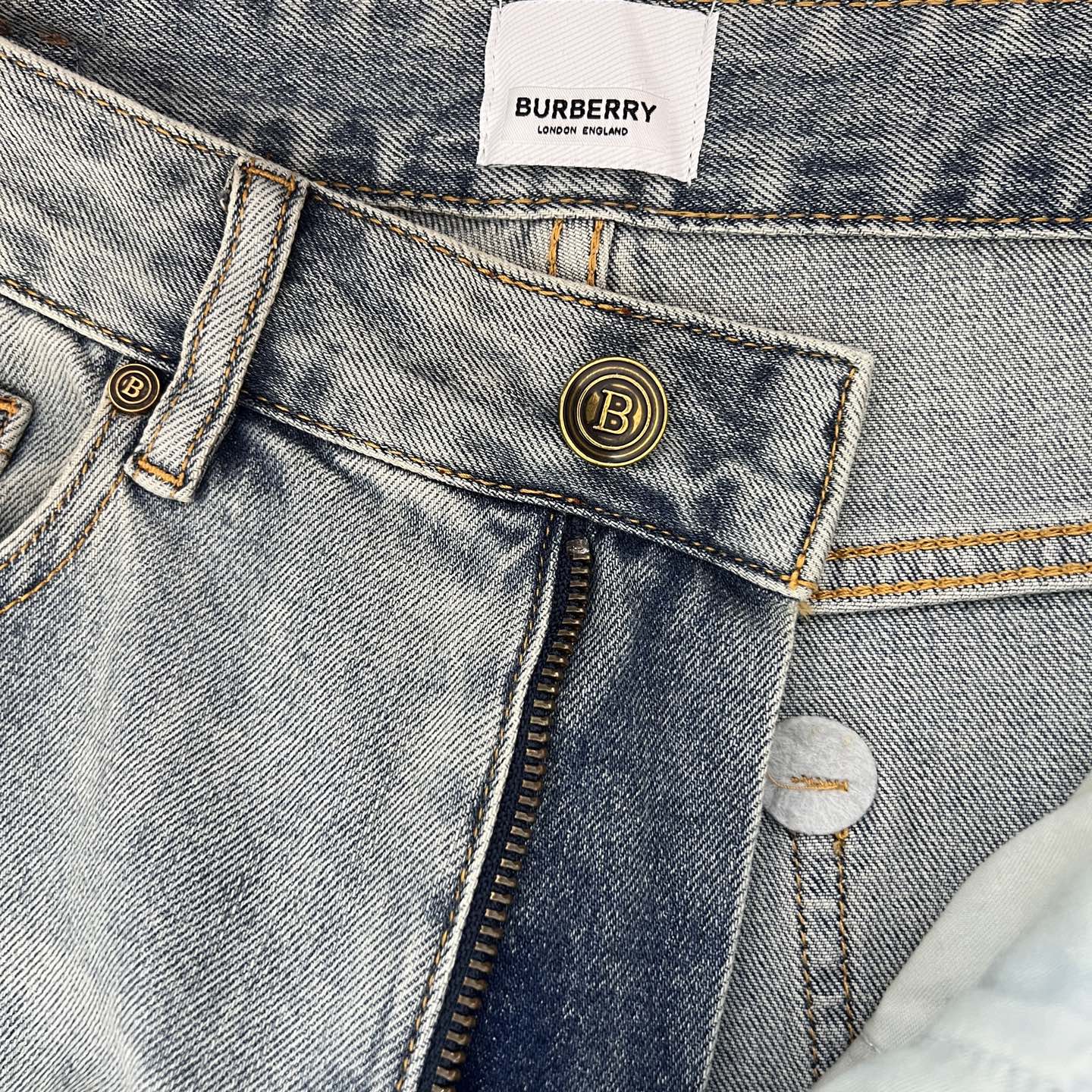【新品】PP260 夏季薄款 Bur 牛仔裤 25SS春夏新品 ‼️‼️男士水洗复古魅力时尚休闲牛仔裤 追求完美主义的男人必备款!修身款!!!
贸易渠道工厂货品,复古水洗 无敌性的裁剪设计,打破传统素色的正式感!挺拔硬朗帅气的造型实之做工精致细腻
日本Denim色织牛仔面料!经过浆染工艺制作而成,打造牛仔.斜纹胚布经防缩整理,缩水率比一般牛仔裤要小,质地更加紧密厚实,织纹依迹清晰可见.专业Selvedge锁边工艺制作,走线运用缝纫捻线缉机进行了拼接重叠锁边缝制的一系列工艺制作流程.浑然天成一体式潮流时尚的裁剪造型设计.
区别于一般的牛品!
颜色:浅蓝色
尺码:29/30/31/32/33/34/36/38
30腰围78臀围98裤裆26裤长100裤脚14
