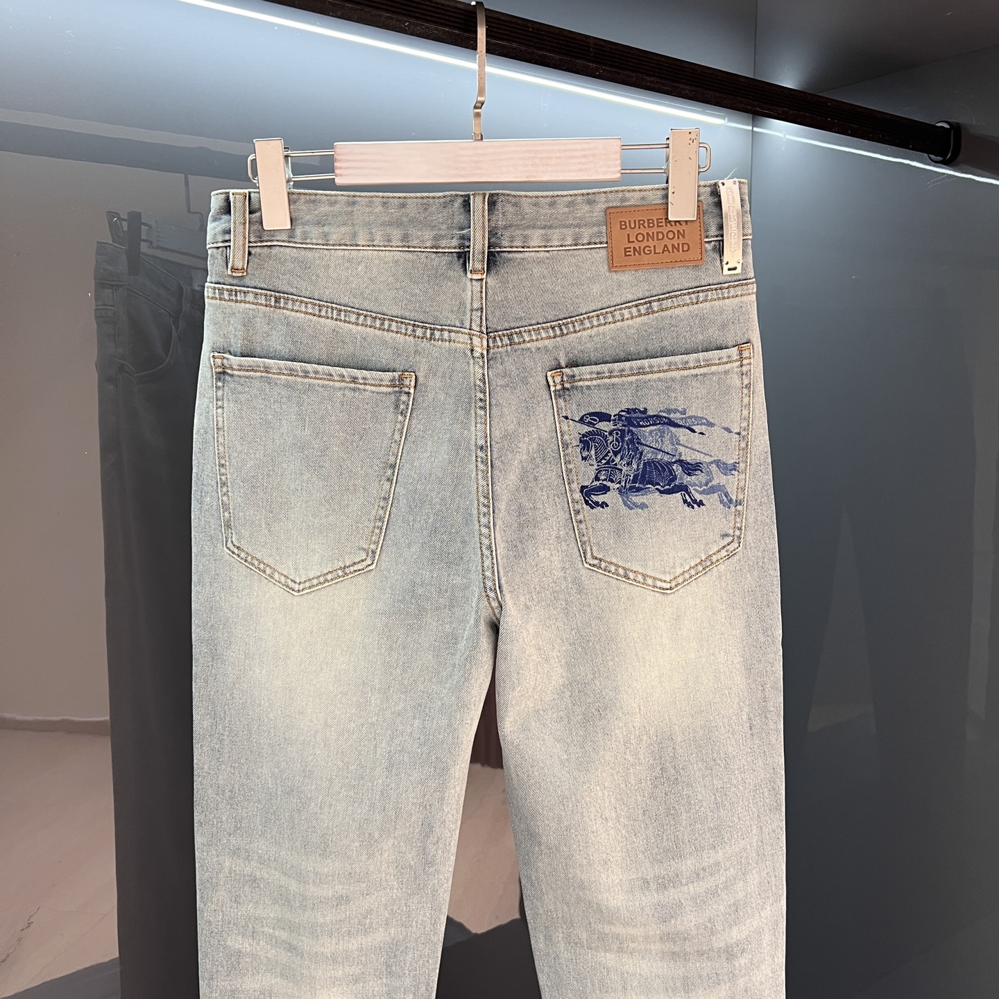 【新品】PP260 夏季薄款 Bur 牛仔裤 25SS春夏新品 ‼️‼️男士水洗复古魅力时尚休闲牛仔裤 追求完美主义的男人必备款!修身款!!!
贸易渠道工厂货品,复古水洗 无敌性的裁剪设计,打破传统素色的正式感!挺拔硬朗帅气的造型实之做工精致细腻
日本Denim色织牛仔面料!经过浆染工艺制作而成,打造牛仔.斜纹胚布经防缩整理,缩水率比一般牛仔裤要小,质地更加紧密厚实,织纹依迹清晰可见.专业Selvedge锁边工艺制作,走线运用缝纫捻线缉机进行了拼接重叠锁边缝制的一系列工艺制作流程.浑然天成一体式潮流时尚的裁剪造型设计.
区别于一般的牛品!
颜色:浅蓝色
尺码:29/30/31/32/33/34/36/38
30腰围78臀围98裤裆26裤长100裤脚14