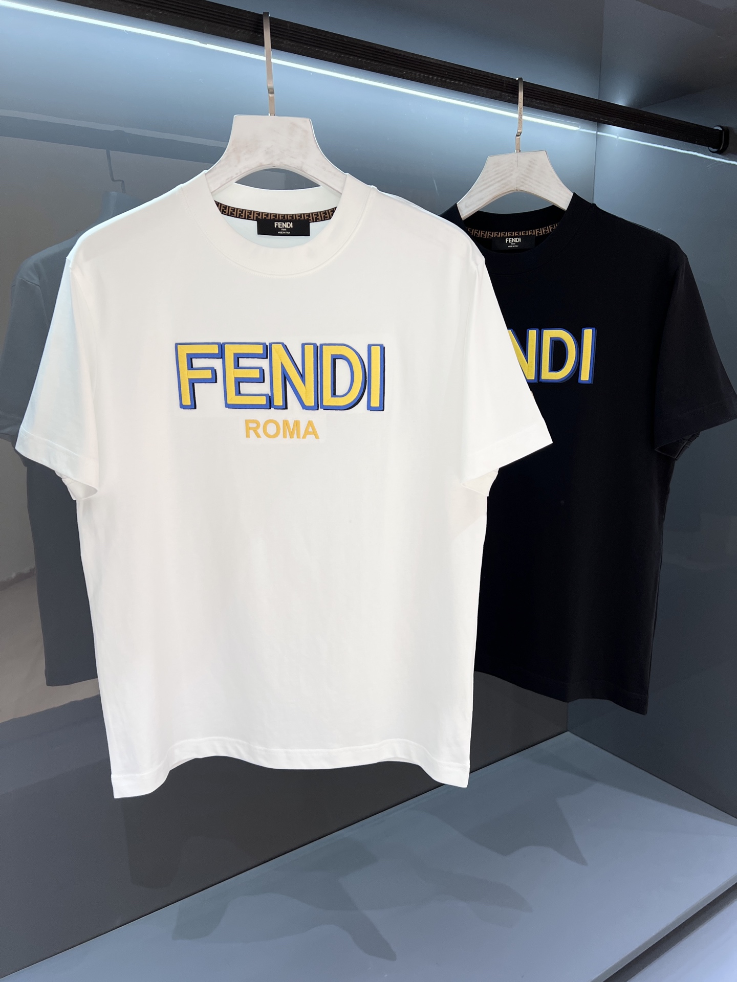 NO:464066,[New Product] FD's new fashion transformation feast. 2025SS summer Fe*di letter embroidery logo logo for men's round neck short-sleeved T-shirt, luxurious and durable, full of vitality. Experience the latest visual and touch atmosphere... Single wear inside and out are the best products... Italian customers provide knitted cotton fabrics, with perfect texture and texture, breathable and comfortable. The silhouette design shows perfection. Both inside and outside are flawlessly cut. PK all versions on the market. A perfect interpretation of the new contrasting colors!  Clear sense of layering, perfect, extremely clear color words, and impeccable concave and convex feeling! Color white/black Size S/M/L/XL/2XL M shoulder width 43 bust 102 long 68 sleeve length 21, T-shirt,tees, t-shirt,alexander wang19860909【新品】FD全新时装变革盛宴.2025SS夏季Fe*di 字母刺绣logo标识男士圆领短袖T恤 奢华耐看充满活力气息.体验视觉和触觉最新气息...单穿内搭都是极品好货... 意大利客供针织棉面料,手感质感完美细腻透气舒适.着身廓形设计展现完美.内外兼具裁剪完美无暇.PK市面一切版本. 全新撞色完美演绎！层次感分明,匀称完美,色泽字眼极致清晰,凹凸感十足无懈可击! 颜色白色/黑色 尺码S/M/L/XL/2XL M肩宽43胸围102衣长68袖长21,,T-shirt,tees，t-shirt,alexander wang,Men's clothing