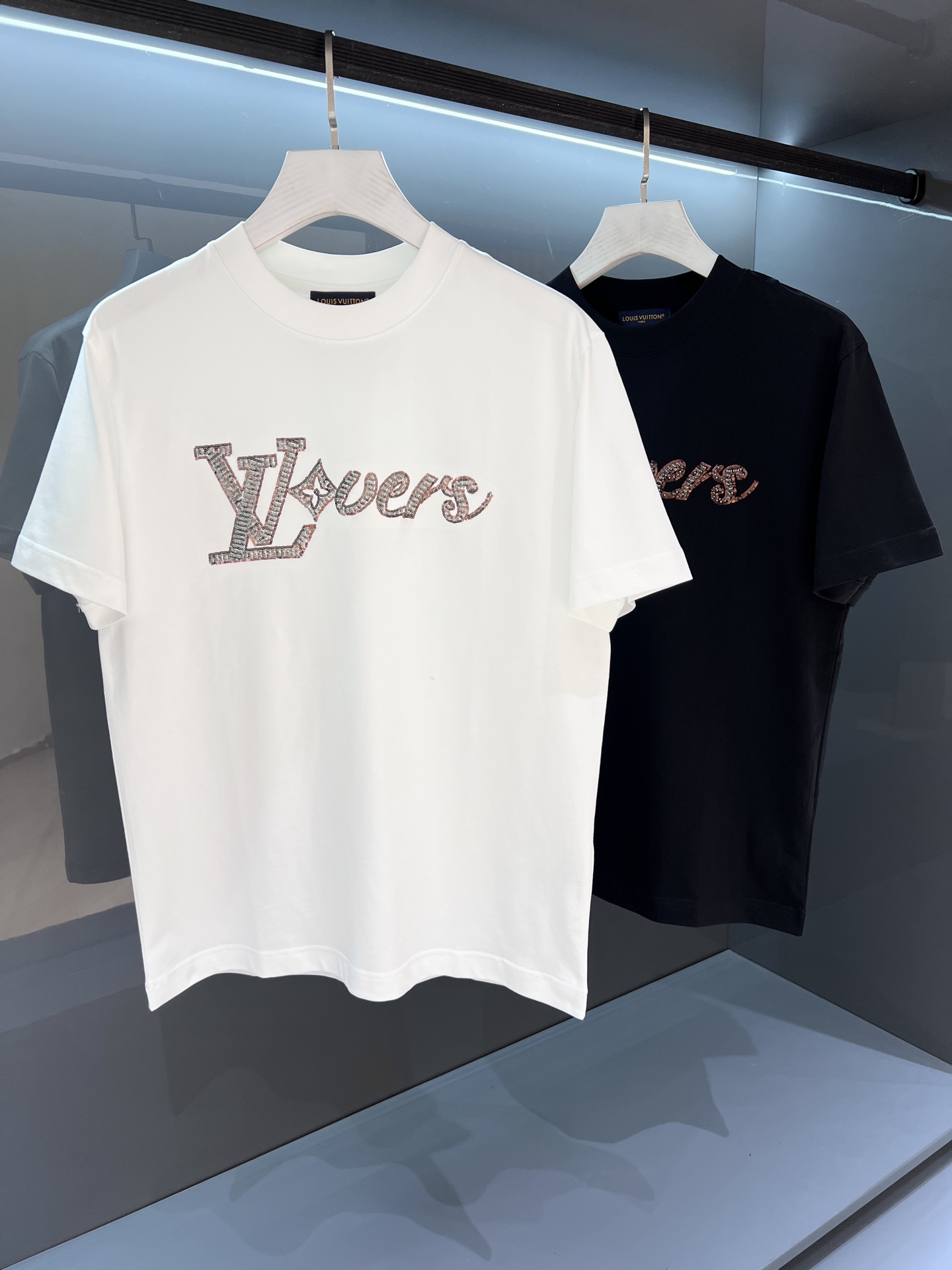 NO:464303,[New Product] 2025SSV embroidered logo letter round neck OS short-sleeved T-shirt with brand iconic elements as the design feature, fashionable and elegant and charming item. It has achieved the most popular and trendy icon... Imported Italian imitation cotton fabric, soft and delicate, comfortable and breathable on the upper body, and equipped with a high process of standardized cutting, so that the shape is really rare! The front is decorated with a new barcode and the 'Donkey Brand' logo. The colorful Monogram letter pattern is revealed. Create a fashionable and fashionable atmosphere! It adopts Italian active coloring hot-melt printing fancy craftsmanship, with delicate and full texture and flawless color. Perfect work... Color white/black Size S/M/L/XL/2XL S Shoulder width 45 bust 102 Long 68 Sleeve length 22,,louis  vuitton, T-shirt,tees,t-shirt,alexander wang19860909【新品】 2025SSV登串片 刺绣标识字母圆领OS短袖T恤 以品牌标志性的元素做为设计特色,时尚高雅魅力的单品.成就最火最潮的icon... 进口意大利精仿棉面料,手感柔软细腻上身舒适透气,配备了标准化裁剪的高工艺流程才得以造型实为难得! 正面点缀全新条形码与“驴牌”标识即现的缤纷Monogram字母大图案. 营造潮流时尚的氛围效果!采用采用意大利活性着色热熔印花式工艺,纹理细腻饱满,色泽艳丽无暇.完美之作…… 颜色白色/黑色 尺码S/M/L/XL/2XL S肩宽45胸围102衣长68袖长22,,louis vuitton,T-shirt,tees，t-shirt,alexander wang,Men's clothing