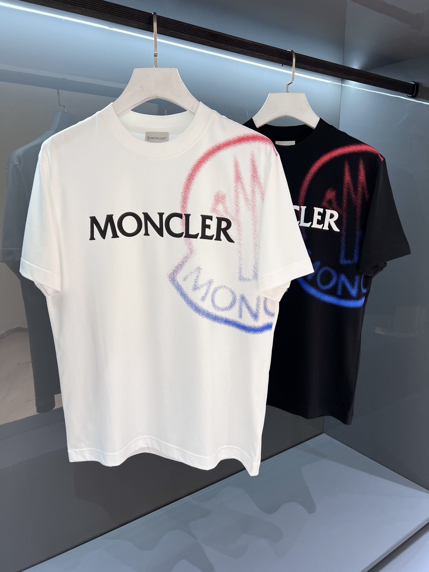NO:468146,【New Product】 Heavy Industry Print Mon*ler Men's Round Neck Short-Sleeve T-shirt 2025SS Spring and Summer New OS Loose Style The effect is simpler and neat, adding a unique style to the fashionable style... The single-wear inner layer is perfectly displayed! Embroidered logo design The front logo shows full personality. The texture is delicate and full, and the color is flawless. The perfect work... The extremely breakthrough innovative concept and fashion design are combined together, and the unprecedented fun and trendy fashion. The most Nice focus short T this summer. Color: White/Black Size S/M/L/XL/2XL S Shoulder width 43 bust 102 Long 68 Sleeve length 21, T-shirt,tees, t-shirt,alexander wang19860909【新品】重工印花 Mon*ler 男士圆领短袖T恤 2025SS春夏新品OS宽松版型 效果更为简约利落,为时尚造型增添一抹独特风采...单穿内搭完美展现! 刺绣标徽设计 正面标识彰显十足个性.纹理细腻饱满,色泽艳丽无暇.完美之作… 极为突破性的创新理念与时装设计共冶一炉,前所未有的玩味潮流时尚,今夏最Nice的焦点短T. 颜色:白色/黑色 尺码S/M/L/XL/2XL S肩宽43胸围102衣长68袖长21,,T-shirt,tees，t-shirt,alexander wang,Men's clothing