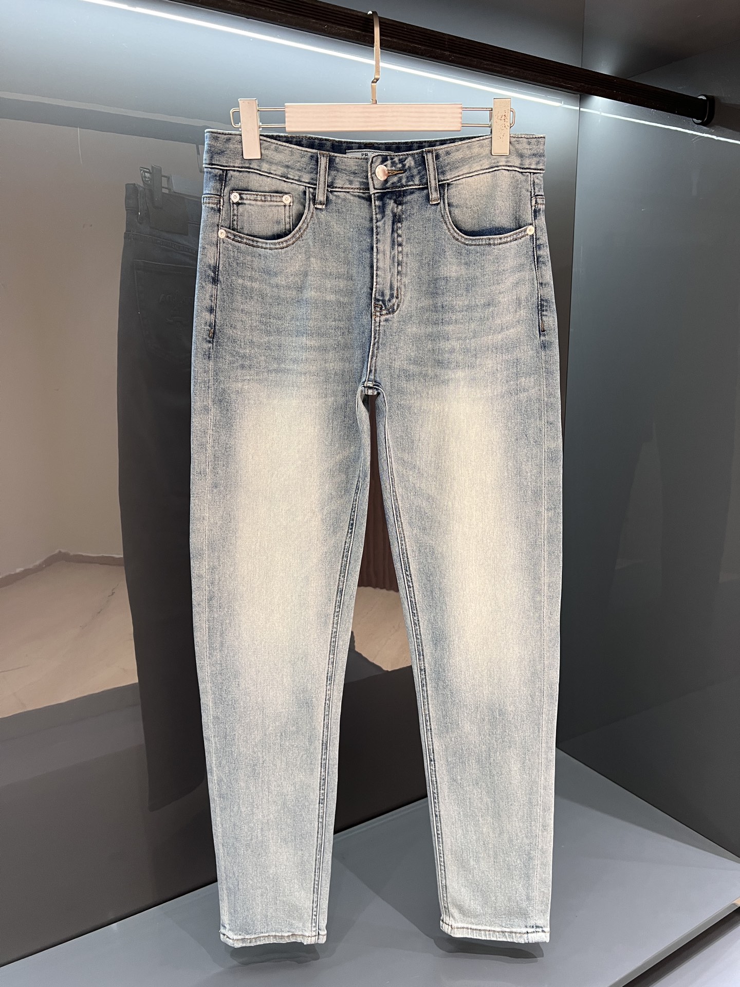 NO:464148,[New Product] Pr*ada slim straight jeans 2025SS spring and summer new product PR·Classic five-bag jeans, produced in OEM.New Product in Spring and Summer.Japanese denim, flexible and stylish texture, comfortable to wear, and great trousers!  Heavy industrial washing, hand polishing texture, presenting a natural and old style. Classic indigo, lasting forever!  The back pocket is decorated with a 'PR' enamel triangle logo, elegant and brand recognition!  Hardware is in place and details are in place!  Color blue Size 29/30/31/32/33/34/36/38 30 Waist circumference 78 Hips circumference 102 Crotch 28 Trousers 101 Trousers 16, jeans, alexander wang19860909【新品】 Pr*ada 修身直筒牛仔裤 2025SS春夏新品 PR·经典五袋牛仔裤、代工厂出品. 春夏新品. 日本丹宁牛仔布、 质地柔韧有型、穿着舒适、裤型很赞！ 重工洗水、手工打磨纹理、呈现自然做旧风格 经典靛蓝、经久不衰！ 后兜处饰以＂PR＂涂珐琅三角徽标、雅致、具有品牌的辩识度！ 五金到位、细节到位！ 颜色蓝色 尺码29/30/31/32/33/34/36/38 30腰围78臀围102裤裆28裤长101裤脚16,,jeans,alexander wang,Men's clothing