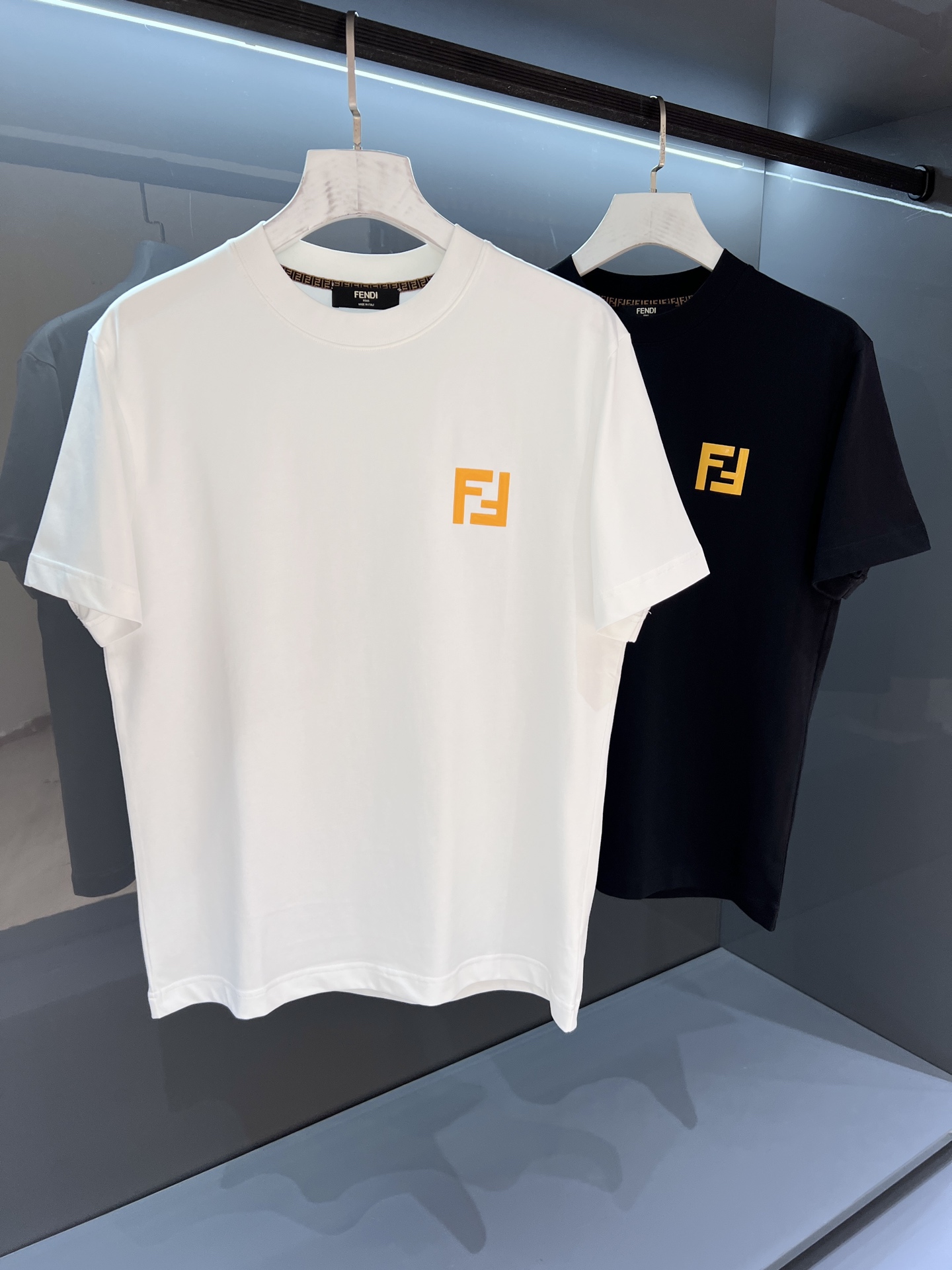 NO:464464,[New Product] FD's new fashion transformation feast. 2025SS summer Fe*di letter offset logo logo for men's round neck short-sleeved T-shirt, luxurious and durable, full of vitality. Experience the latest visual and touch atmosphere... Single wear inside and out are the best products... Italian customers provide knitted cotton fabrics, with perfect texture and texture, breathable and comfortable. The silhouette design shows perfection. Both inside and outside are flawless. PK all versions on the market. A perfect interpretation of the new contrasting colors!  Clear sense of layering, perfect, extremely clear color words, and impeccable concave and convex feeling! Color white/black Size S/M/L/XL/2XL M shoulder width 43 bust 102 long 68 sleeve length 21, T-shirt,tees, t-shirt,alexander wang19860909【新品】FD全新时装变革盛宴.2025SS夏季Fe*di 字母胶印logo标识男士圆领短袖T恤 奢华耐看充满活力气息.体验视觉和触觉最新气息...单穿内搭都是极品好货... 意大利客供针织棉面料,手感质感完美细腻透气舒适.着身廓形设计展现完美.内外兼具裁剪完美无暇.PK市面一切版本. 全新撞色完美演绎！层次感分明,匀称完美,色泽字眼极致清晰,凹凸感十足无懈可击! 颜色白色/黑色 尺码S/M/L/XL/2XL M肩宽43胸围102衣长68袖长21,,T-shirt,tees，t-shirt,alexander wang,Men's clothing