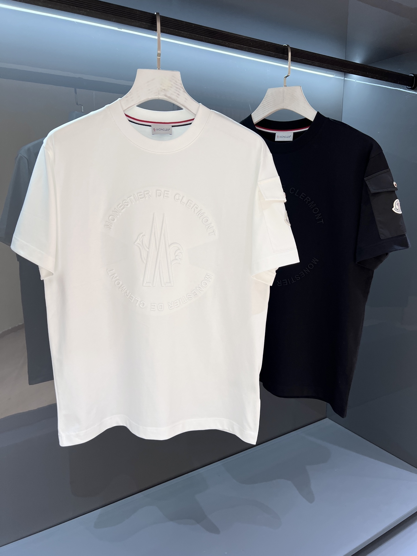 NO:464339,【New Product】Most embroidery Mon*ler men's round neck short-sleeved T-shirt 2025SS spring and summer new OS loose style, the effect is simpler and neat, adding a unique style to the fashionable look...Single-wearing inner wear is perfectly displayed! Embroidery logo design Frontal logo highlights full personality. The texture is delicate and full, and the color is flawless. Perfect work... Extremely breakthrough innovative concepts and fashion design are combined together, unprecedented fun and fashionable, this summer's most Nice focus short T. Color: White/Black Size S/M/L/XL/2XL S Shoulder width 43 bust 102 Long 68 Sleeve length 21, T-shirt,tees, t-shirt,alexander wang19860909【新品】重磅刺绣 Mon*ler 男士圆领短袖T恤 2025SS春夏新品OS宽松版型 效果更为简约利落,为时尚造型增添一抹独特风采...单穿内搭完美展现! 刺绣标徽设计 正面标识彰显十足个性.纹理细腻饱满,色泽艳丽无暇.完美之作… 极为突破性的创新理念与时装设计共冶一炉,前所未有的玩味潮流时尚,今夏最Nice的焦点短T. 颜色:白色/黑色 尺码S/M/L/XL/2XL S肩宽43胸围102衣长68袖长21,,T-shirt,tees，t-shirt,alexander wang,Men's clothing