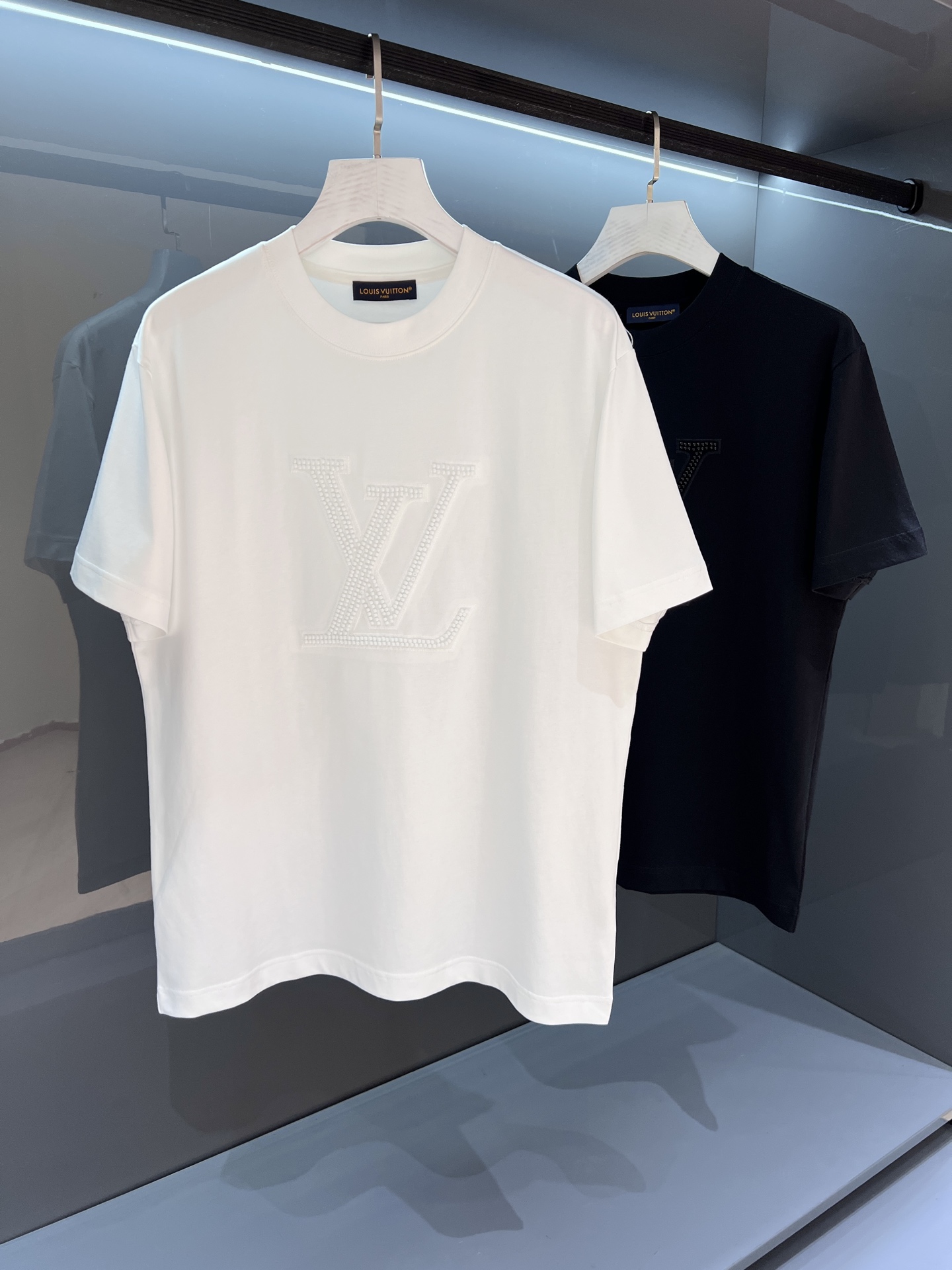 NO:464373,[New Product] 2025SSV beaded logo letter round neck OS short-sleeved T-shirt with brand iconic elements as the design feature, fashionable and elegant and charming item. It has made the most popular and trendy icon in 2025... Imported Italian imitation cotton fabric, soft and delicate, comfortable and breathable on the upper body, equipped with a high process of standardized cutting, so that the shape is really rare! The front is decorated with a new barcode and the 'Donkey Brand' logo. The colorful Monogram letter pattern is revealed. Create a fashionable and fashionable atmosphere! It adopts Italian active coloring hot melt printing fancy craftsmanship, with delicate and full texture and flawless color. Perfect work... Color white/black Size S/M/L/XL/2XL S Shoulder width 46 bust 102 long 68 sleeves 22,,louis  vuitton, T-shirt,tees,t-shirt,alexander wang19860909【新品】 2025SSV登串珠标识字母圆领OS短袖T恤 以品牌标志性的元素做为设计特色,时尚高雅魅力的单品.成就2025最火最潮的icon... 进口意大利精仿棉面料,手感柔软细腻上身舒适透气,配备了标准化裁剪的高工艺流程才得以造型实为难得! 正面点缀全新条形码与“驴牌”标识即现的缤纷Monogram字母大图案. 营造潮流时尚的氛围效果!采用采用意大利活性着色热熔印花式工艺,纹理细腻饱满,色泽艳丽无暇.完美之作…… 颜色白色/黑色 尺码S/M/L/XL/2XL S肩宽46胸围102衣长68袖长22,,louis vuitton,T-shirt,tees，t-shirt,alexander wang,Men's clothing