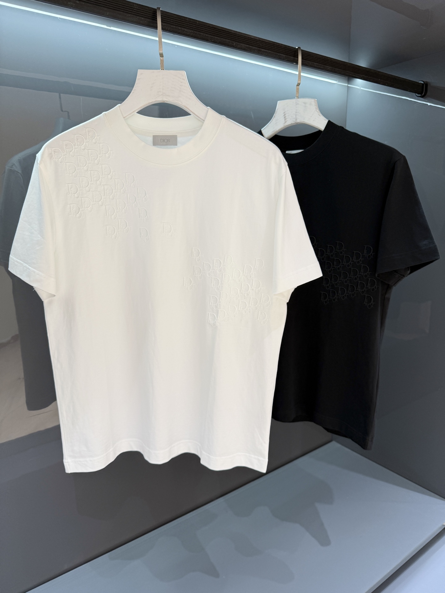 NO:464168,[New Product] 2025SS Summer New Product Di*r Logo Embroidered Round Sleeve T-shirt Superior Fashion Charm Style and Maverick Artistic Scent. The delicate and orderly knitting cotton fabric retains the original soft texture, clear and refreshing skin, exquisite craftsmanship, and the texture of the weaving surface is the most powerful proof. The brand logo expresses the sense of fusion between agility and is unique. The fineness of the stitching technology, the ribbed round neck matching V-neck noodle thread makes the classic 'forgeer' extend fashion inspiration. Color: white/black Size S/M/L/XL/2XL S Shoulder width 43 bust 100 Long 67 Sleeve length 21,,tees, t-shirt, alexander wang19860909【新品】 2025SS夏季新品 Di*r 标识刺绣圆袖T恤 高超的时尚魅力风范,特立独行的艺术气息. 客供密纺针织棉面料,细腻有序的针织工艺保留了最初的那份柔软质感,清肤透爽,工艺考究,织面的质感就是最有力的证明. 品牌标识表达了灵动之间的融合感,别具匠心.缝合技术精细度,罗纹圆领搭配 V 领缉面线成就经典的“锻造者”延伸时尚灵感. 颜色:白色/黑色 尺码S/M/L/XL/2XL S肩宽43胸围100 衣长67袖长21,,tees，t-shirt,alexander wang,Men's clothing