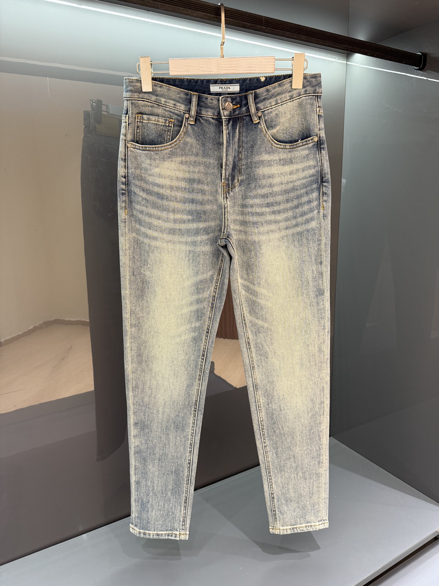 NO:464201,[New Product] 2025SS Spring and Summer New Product PR·Classic Five-Bag Printed Jeans, Produced by OEM.New Products in Spring and Summer.Japanese denim, flexible and stylish texture, comfortable to wear, and great trousers!  Heavy industrial washing, hand polishing texture, presenting a natural and old style. Classic indigo, lasting forever!  The back pocket is decorated with a 'PR' enamel triangle logo, elegant and brand recognition!  Hardware is in place and details are in place!  Color blue Size 29/30/31/32/33/34/36/38 30 Waist circumference 78 Hips circumference 102 Crotch 28 Trousers 101 Trousers 16, jeans, alexander wang19860909【新品】2025SS春夏新品 PR·经典五袋印花牛仔裤、代工厂出品. 春夏新品. 日本丹宁牛仔布、 质地柔韧有型、穿着舒适、裤型很赞！ 重工洗水、手工打磨纹理、呈现自然做旧风格 经典靛蓝、经久不衰！ 后兜处饰以＂PR＂涂珐琅三角徽标、雅致、具有品牌的辩识度！ 五金到位、细节到位！ 颜色蓝色 尺码29/30/31/32/33/34/36/38 30腰围78臀围102裤裆28裤长101裤脚16,,jeans,alexander wang,Men's clothing