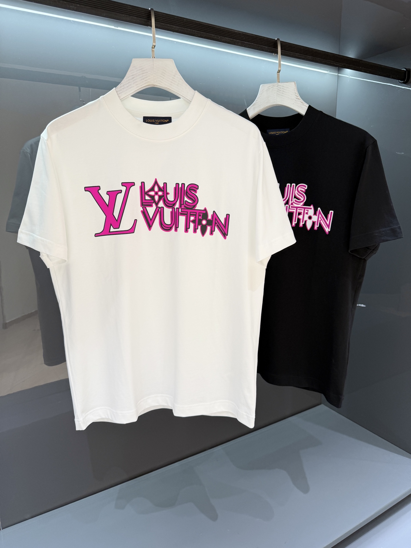 NO:464283,[New Product] 2025SS Spring and Summer Donkey Men's Round Neck Printed Short-Sleeve T-Shirts Fashionable New High-end, with few channels of goods!  Gradually outline the logo on the chest and mark the outline. The densely spun cotton knitted cuts out the classic style, paired with ribbed neckline, flip stitching and back label. The breathable and comfortable feeling is excellent, and the soft and delicate are even better. The embroidered logo is full and thick texture and feel is unparalleled! The standard cutting design with easy-to-use color white/black Size S/M/L/XL/2XL S shoulder width 44 bust 100 long 68 sleeves 22, louis vuitton, T-shirt, alexander wang19860909【新品】 2025SS春夏驴 男士圆领印花短袖T 恤 时尚的新高端,渠道货品数量稀少 ！ 逐渐在胸前勾勒 标识轮廓.密纺棉质针织裁出经典版型,搭配罗纹领口、翻转效果缝线和背后标签. 透气舒适感极佳,柔软细腻更为卓越.刺绣logo饱满厚实的质感手感无以比拟!一体成型游刃有余的标准裁剪设计 颜色白色/黑色 尺码S/M/L/XL/2XL S肩宽44胸围100衣长68袖长22,,louis vuitton,T-shirt,alexander wang,Men's clothing