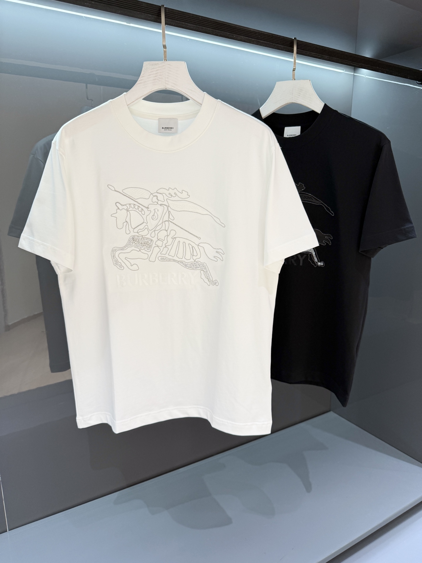 NO:464322,[New Product] War Horse Classic Short-Sleeve T-shirts from old-fashioned trade channels, the degree of craftsmanship can tell everything is unique. 2025SSBur*erry Men's round neck fashion label sports short-sleeve T-shirts. The unique simple and fashionable feeling is never alone, and British fashion is still unhidden. Guest-supplied knitted cotton fabrics are made with micro-knitted craftsmanship. The texture is completely boutique. Comfortable, breathable, refreshing and versatile. The unique high-craft color-blocking style opens up the concept of BUR. It interprets the brand's classic inheritance. The brand's new bur classic logo badge will be innovatively derived. The exquisite embroidery craftsmanship reflects the obvious convex effect. The tough and sturdy texture distinguishes traditional offset printing patterns. Color white/black Size S/M/L/XL/2XL  S shoulder width 43 bust 100 clothes length 68 sleeve length 22, burberry, T-shirt, tees, t-shirt, alexander wang19860909【新品】战马经典短袖T恤 来自老牌贸易渠道货品,工艺程度就能说明一切的与众不同. 2025SSBur*erry 男士圆领时尚标运动短袖T恤 独有的简约时尚感从不落单,英伦时尚依旧掩藏不住.客供针织棉面料,经微型针织的工艺技术制作.质地手感完完全全的精品级别.舒适透气清爽百搭.别具一格的高工艺拼色风格开启了BUR的概念传播. 诠释品牌的经典传承.胸前焕然一新的bur经典标识徽章将有创新性的衍生 精湛的刺绣工艺感体现明显的凸感效果.硬朗结实的质感区别传统胶印图案. 颜色白色/黑色 尺码S/M/L/XL/2XL S肩宽43胸围100衣长68袖长22,,burberry,T-shirt,tees，t-shirt,alexander wang,Men's clothing