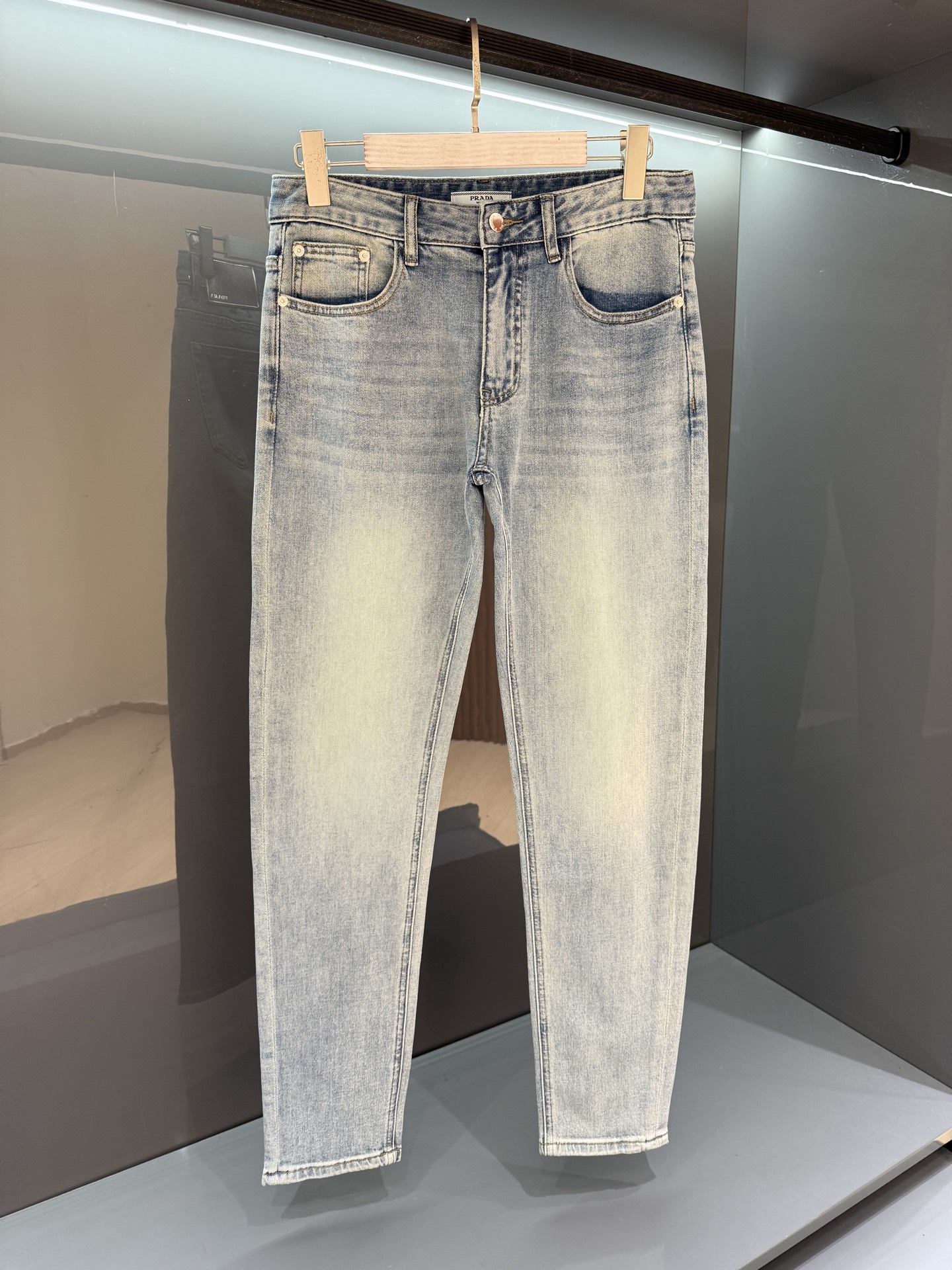 NO:464233,[New Product] 2025SS Spring and Summer New Product PR·Classic Five-Bag Jeans, produced by OEM.New Product in Spring and Summer.Japanese denim, flexible and stylish texture, comfortable to wear, and great trousers!  Heavy industrial washing, hand polishing texture, presenting a natural and old style. Classic indigo, lasting forever!  The back pocket is decorated with a 'PR' enamel triangle logo, elegant and brand recognition!  Hardware is in place and details are in place!  Color blue Size 29/30/31/32/33/34/36/38 30 Waist circumference 78 Hips circumference 102 Crotch 28 Trousers 101 Trousers 16, jeans, alexander wang19860909【新品】 2025SS春夏新品 PR·经典五袋牛仔裤、代工厂出品. 春夏新品. 日本丹宁牛仔布、 质地柔韧有型、穿着舒适、裤型很赞！ 重工洗水、手工打磨纹理、呈现自然做旧风格 经典靛蓝、经久不衰！ 后兜处饰以＂PR＂涂珐琅三角徽标、雅致、具有品牌的辩识度！ 五金到位、细节到位！ 颜色蓝色 尺码29/30/31/32/33/34/36/38 30腰围78臀围102裤裆28裤长101裤脚16,,jeans,alexander wang,Men's clothing