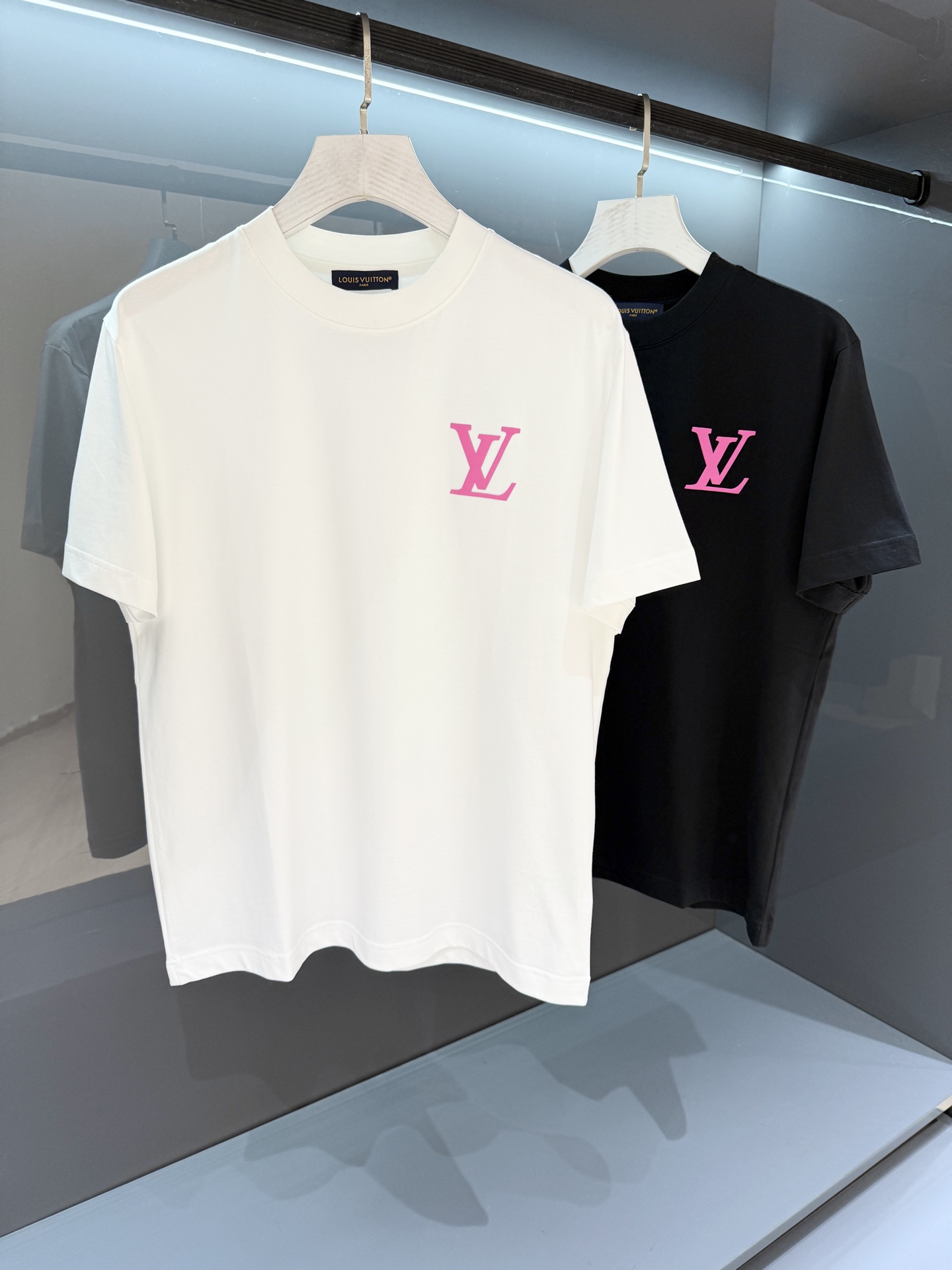 NO:464349,[New Product] High-end Embroidery Print 2025SS Spring and Summer Donkey Men's Round Neck Print Short-Sleeve T-shirt Fashionable New High-end, with few channels of goods!  Gradually outline the logo on the chest and mark the outline. The densely spun cotton knitted cuts out the classic style, paired with ribbed neckline, flip stitching and back label. The breathable and comfortable feeling is excellent, and the soft and delicate are even better. The embroidered logo is full and thick texture and feel is unparalleled! The standard cutting design with easy-to-use color white/black Size S/M/L/XL/2XL S shoulder width 44 bust 104 long 68 sleeves 22, louis vuitton, T-shirt, alexander wang19860909【新品】 高端刺绣 印花 2025SS春夏驴 男士圆领印花短袖T 恤 时尚的新高端,渠道货品数量稀少 ！ 逐渐在胸前勾勒 标识轮廓.密纺棉质针织裁出经典版型,搭配罗纹领口、翻转效果缝线和背后标签. 透气舒适感极佳,柔软细腻更为卓越.刺绣logo饱满厚实的质感手感无以比拟!一体成型游刃有余的标准裁剪设计 颜色白色/黑色 尺码S/M/L/XL/2XL S肩宽44胸围104衣长68袖长22,,louis vuitton,T-shirt,alexander wang,Men's clothing