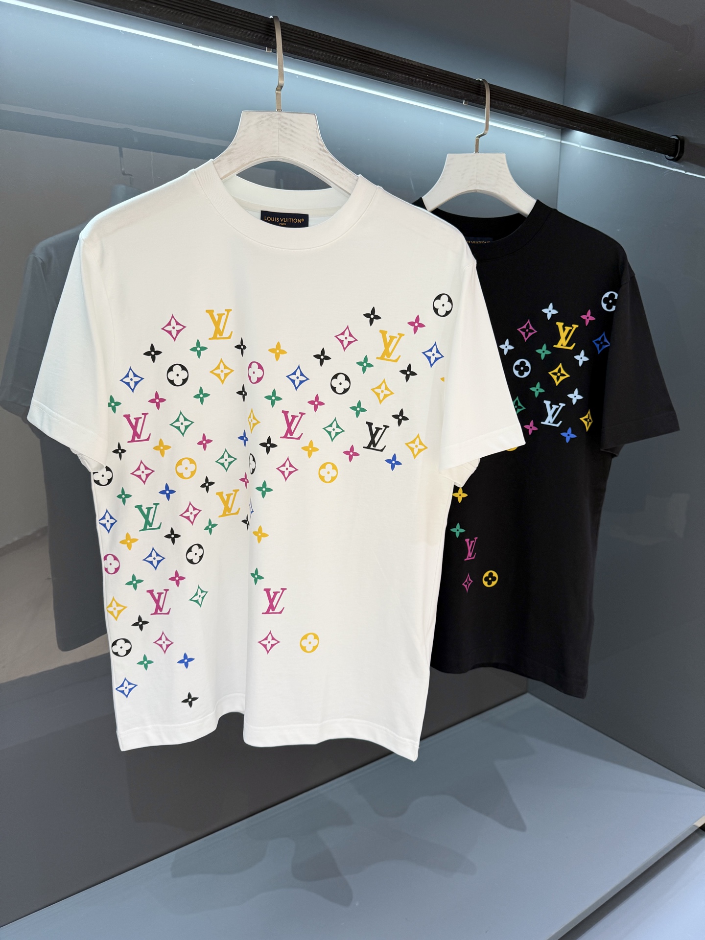 NO:468108,[New Product] 2025SS Spring and Summer Donkey Men's Round Neck Printed Short-Sleeve T-Shirts Fashionable New High-end, with few channels of goods!  Gradually outline the logo on the chest and mark the outline. The densely spun cotton knitted cuts out the classic style, paired with ribbed neckline, flip stitching and back label. The breathable and comfortable feeling is excellent, and the soft and delicate are even better. The embroidered logo is full and thick texture and feel is unparalleled! The standard cutting design with easy-to-use color white/black Size S/M/L/XL/2XL S shoulder width 44 bust 102 long 68 sleeves 22, louis vuitton, T-shirt, alexander wang19860909【新品】 2025SS春夏驴 男士圆领印花短袖T 恤 时尚的新高端,渠道货品数量稀少 ！ 逐渐在胸前勾勒 标识轮廓.密纺棉质针织裁出经典版型,搭配罗纹领口、翻转效果缝线和背后标签. 透气舒适感极佳,柔软细腻更为卓越.刺绣logo饱满厚实的质感手感无以比拟!一体成型游刃有余的标准裁剪设计 颜色白色/黑色 尺码S/M/L/XL/2XL S肩宽44胸围102衣长68袖长22,,louis vuitton,T-shirt,alexander wang,Men's clothing