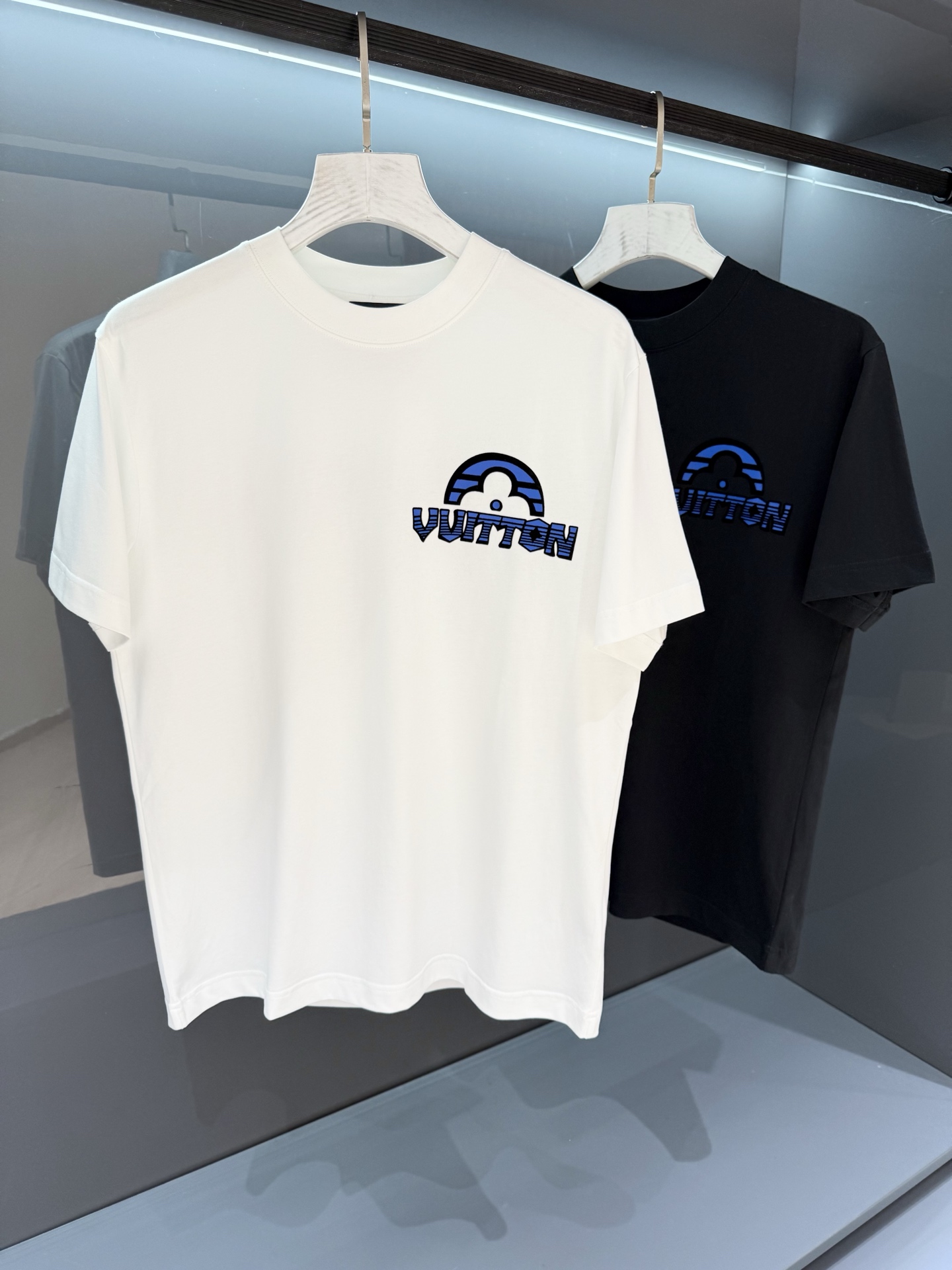 NO:464152,[New Product] Slippery Shoulder Style 2025SSV embroidered logo letter round neck OS short-sleeved T-shirt with brand iconic elements as the design feature, fashionable and elegant and charming item. It has made the most popular and trendy icon in 2025... Imported Italian imitation cotton fabric, soft and delicate, comfortable and breathable on the upper body, equipped with a high process of standardized cutting, so that the shape is really rare! The front is decorated with a new barcode and the 'Donkey Brand' logo. The colorful Monogram letter pattern is revealed. Create a fashionable and fashionable atmosphere! It adopts Italian active coloring hot melt printing fancy craftsmanship, with delicate and full texture and flawless color. The perfect work... Color white/black Size S/M/L/XL/2XL S Shoulder width 46 bust 102 long 68 sleeves 22,,louis  vuitton, T-shirt,tees,t-shirt,alexander wang19860909【新品】 溜肩款 2025SSV登刺绣标识字母圆领OS短袖T恤 以品牌标志性的元素做为设计特色,时尚高雅魅力的单品.成就2025最火最潮的icon... 进口意大利精仿棉面料,手感柔软细腻上身舒适透气,配备了标准化裁剪的高工艺流程才得以造型实为难得! 正面点缀全新条形码与“驴牌”标识即现的缤纷Monogram字母大图案. 营造潮流时尚的氛围效果!采用采用意大利活性着色热熔印花式工艺,纹理细腻饱满,色泽艳丽无暇.完美之作…… 颜色白色/黑色 尺码S/M/L/XL/2XL S肩宽46胸围102衣长68袖长22,,louis vuitton,T-shirt,tees，t-shirt,alexander wang,Men's clothing