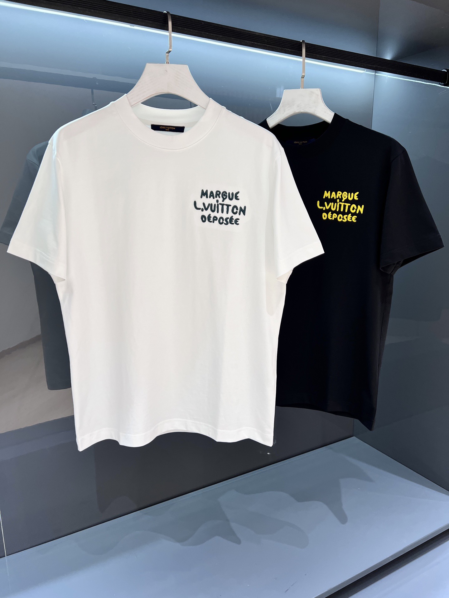 NO:464363,【New Product】Bright fashionable summer new style is available! Products from HK Trading Company 2025SS Spring and Summer Donkey Men's round neck printed short-sleeved T-shirts Fashionable new high-end, with sparsely sourced goods. The scattered L-shaped characters and 'V' embroidered with bright yarn, gradually outline the chest with scattered L-shaped characters and 'V' characters. The dense cotton knitted cuts out the classic style, matched with ribbed neckline, flip-flop stitching and back labels. The breathable and comfortable feeling is excellent, and the soft and delicate are even better. The embroidery logo is full and thick texture and feel is unparalleled! The standard cutting design with ease and easy-to-use color white/black Size S/M/L/XL/2XL S shoulder width 44 bust 104 long 68 sleeves 22,,louis vuitton, T-shirt, alexander wang19860909【新品】璀璨的时尚夏季新款奢华登场!来自HK贸易公司的产品 2025SS春夏驴 男士圆领印花短袖T 恤 时尚的新高端,渠道货品数量稀少 以鲜明纱线刺绣零星散落的 L 字和 “V ”字,逐渐在胸前勾勒 标识轮廓.密纺棉质针织裁出经典版型,搭配罗纹领口、翻转效果缝线和背后标签. 透气舒适感极佳,柔软细腻更为卓越.刺绣logo饱满厚实的质感手感无以比拟!一体成型游刃有余的标准裁剪设计 颜色白色/黑色 尺码S/M/L/XL/2XL S肩宽44胸围104衣长68袖长22,,louis vuitton,T-shirt,alexander wang,Men's clothing