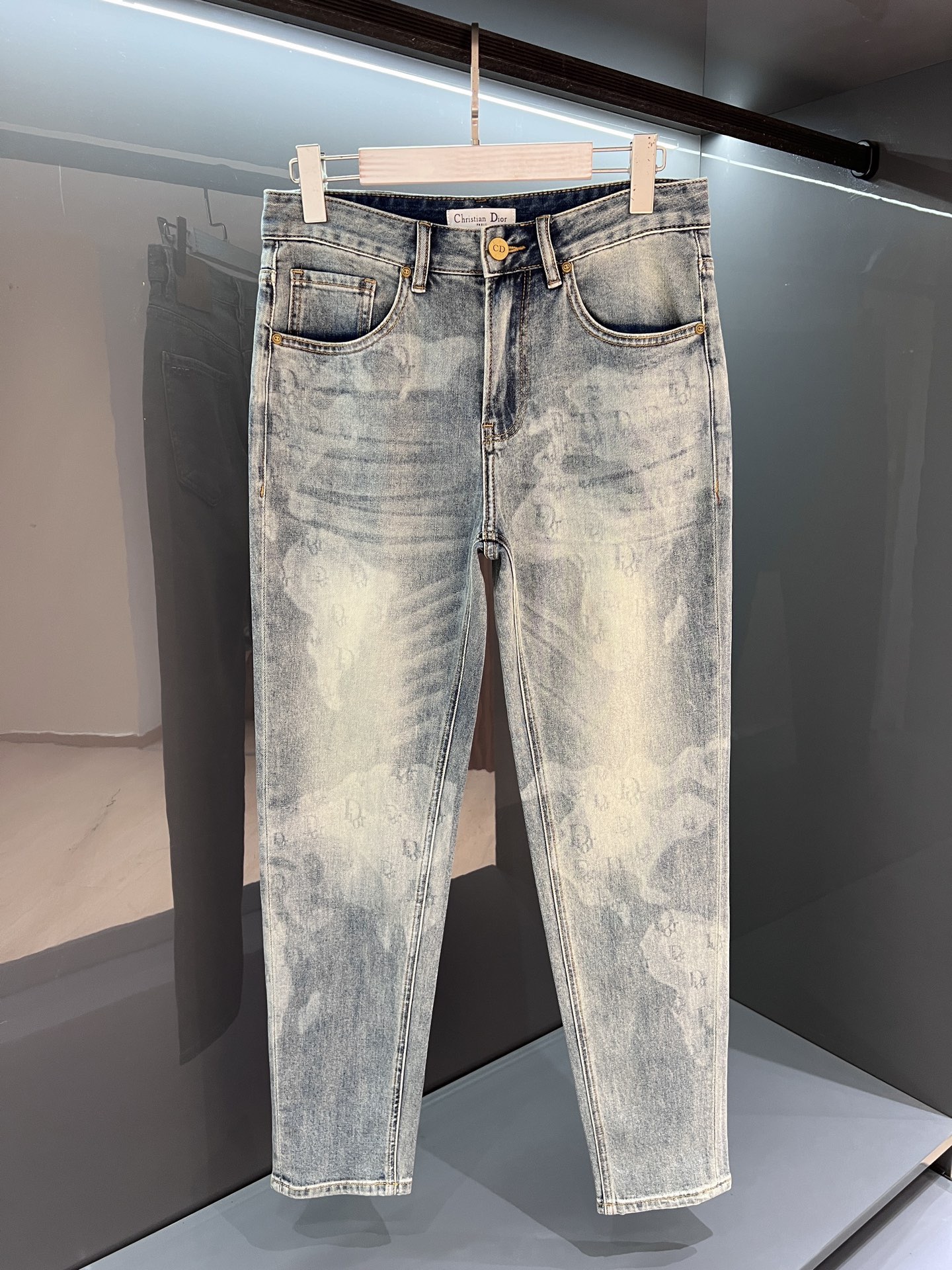 NO:464265,[New Product] Di*r Jeans 25SS Spring and Summer New Products Men's Washed Retro Charming Fashion Casual Jeans A Must-have for Men who pursue perfectionism! Slim fit!  !  !  Trade channel factory goods, retro washing, invincible cutting design, breaking the formality of traditional plain colors! The upright and tough and handsome shape is practical and delicate, Japanese Denim color woven denim fabric!  Made through pulping and dyeing technology, creating denim. Twill embryo cloth is compacted with anti-shrinkage finish, shrinkage rate is smaller than that of ordinary jeans, the texture is tighter and thicker, and the weaving marks are clearly visible. Professional Selvedge edge locking process, threading is made using sewing twisting machine to perform a series of process production processes of splicing and overlapping edge sewing. It is a natural and fashionable cutting design. Different from ordinary cow products! Light blue color Size: 29/30/31/32/33/34/36/38 30 waist circumference 78 hip circumference 98 crotch 26 trousers length 100 trousers legs 14,,louis vuitton,jeans,alexander wang19860909【新品】Di*r 牛仔裤 25SS春夏新品 男士水洗复古魅力时尚休闲牛仔裤 追求完美主义的男人必备款!修身款！！！ 贸易渠道工厂货品,复古水洗 无敌性的裁剪设计,打破传统素色的正式感!挺拔硬朗帅气的造型实之做工精致细腻 日本Denim色织牛仔面料！经过浆染工艺制作而成,打造牛仔.斜纹胚布经防缩整理,缩水率比一般牛仔裤要小,质地更加紧密厚实,织纹依迹清晰可见.专业Selvedge锁边工艺制作,走线运用缝纫捻线缉机进行了拼接重叠锁边缝制的一系列工艺制作流程.浑然天成一体式潮流时尚的裁剪造型设计. 区别于一般的牛品! 颜色浅蓝色 尺码:29/30/31/32/33/34/36/38 30腰围78臀围98裤裆26裤长100裤脚14,,louis vuitton,jeans,alexander wang,Men's clothing