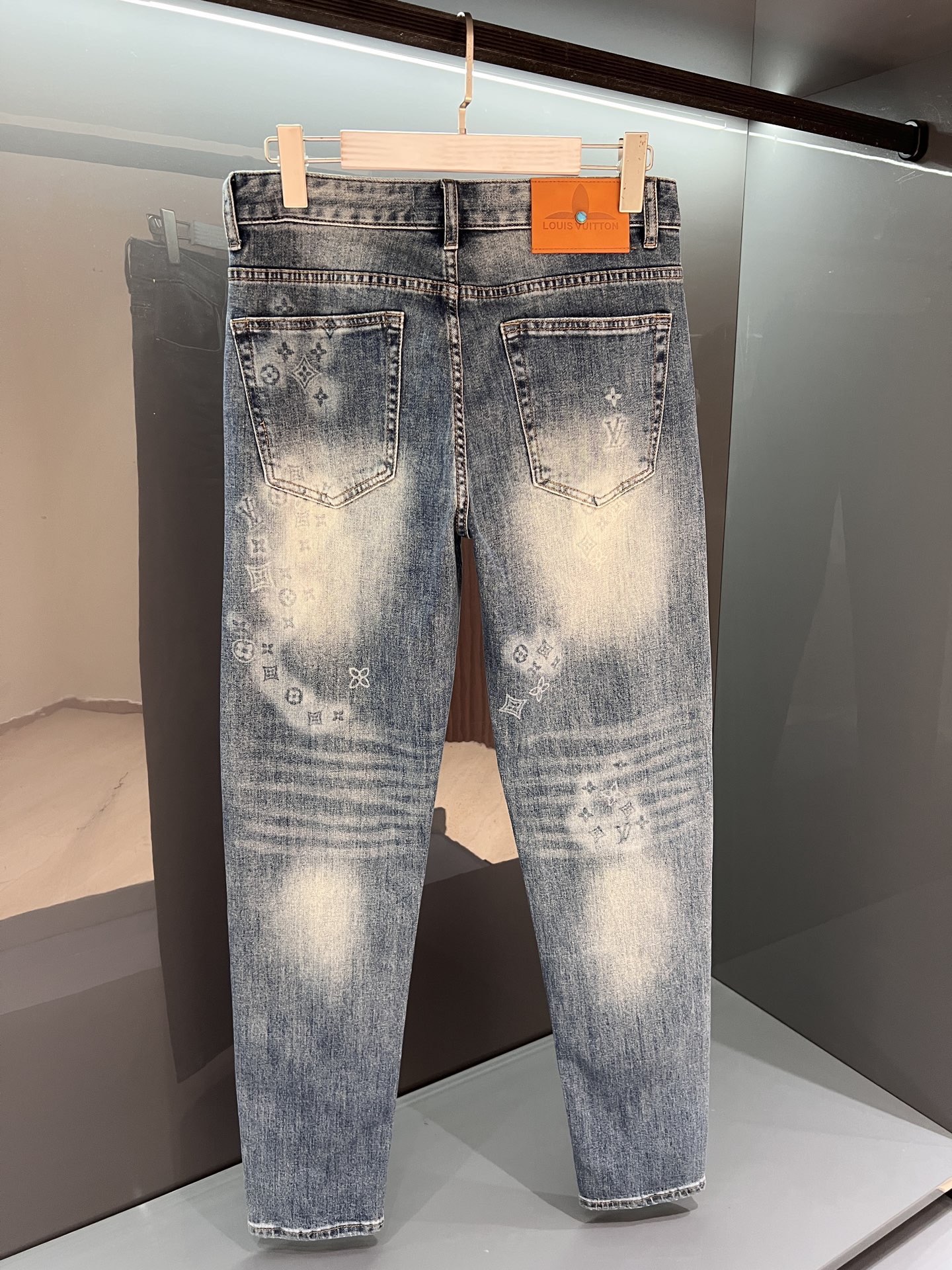 【新品】P260 “驴”牛仔裤 25SS春夏新品 ‼️‼️男士水洗复古魅力时尚休闲牛仔裤 追求完美主义的男人必备款!修身款!!!
贸易渠道工厂货品,复古水洗 无敌性的裁剪设计,打破传统素色的正式感!挺拔硬朗帅气的造型实之做工精致细腻
日本Denim色织牛仔面料!经过浆染工艺制作而成,打造牛仔.斜纹胚布经防缩整理,缩水率比一般牛仔裤要小,质地更加紧密厚实,织纹依迹清晰可见.专业Selvedge锁边工艺制作,走线运用缝纫捻线缉机进行了拼接重叠锁边缝制的一系列工艺制作流程.浑然天成一体式潮流时尚的裁剪造型设计.
区别于一般的牛品!
颜色:浅蓝色
尺码:29/30/31/32/33/34/36/38
30腰围78臀围98裤裆26裤长100裤脚14