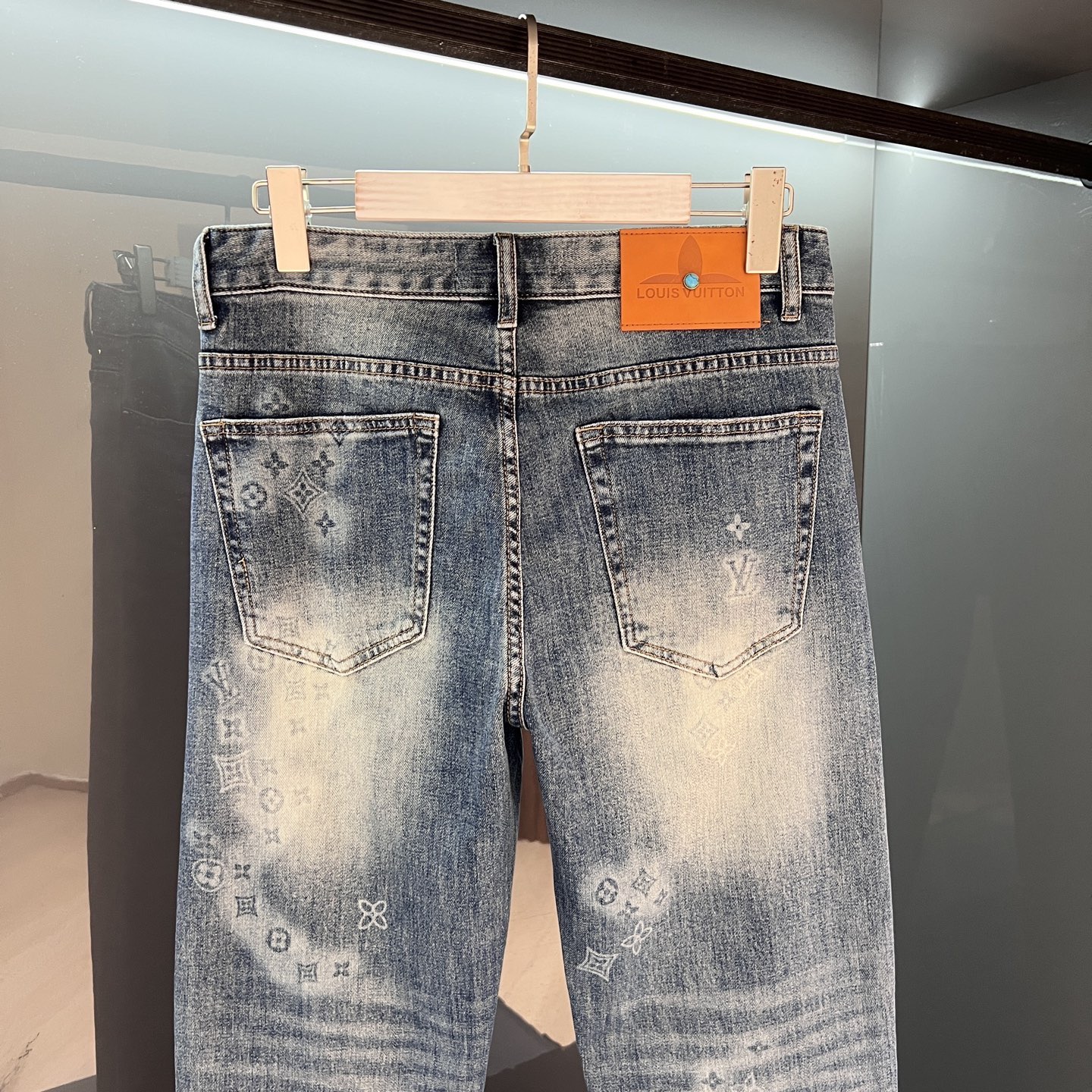 【新品】P260 “驴”牛仔裤 25SS春夏新品 ‼️‼️男士水洗复古魅力时尚休闲牛仔裤 追求完美主义的男人必备款!修身款!!!
贸易渠道工厂货品,复古水洗 无敌性的裁剪设计,打破传统素色的正式感!挺拔硬朗帅气的造型实之做工精致细腻
日本Denim色织牛仔面料!经过浆染工艺制作而成,打造牛仔.斜纹胚布经防缩整理,缩水率比一般牛仔裤要小,质地更加紧密厚实,织纹依迹清晰可见.专业Selvedge锁边工艺制作,走线运用缝纫捻线缉机进行了拼接重叠锁边缝制的一系列工艺制作流程.浑然天成一体式潮流时尚的裁剪造型设计.
区别于一般的牛品!
颜色:浅蓝色
尺码:29/30/31/32/33/34/36/38
30腰围78臀围98裤裆26裤长100裤脚14