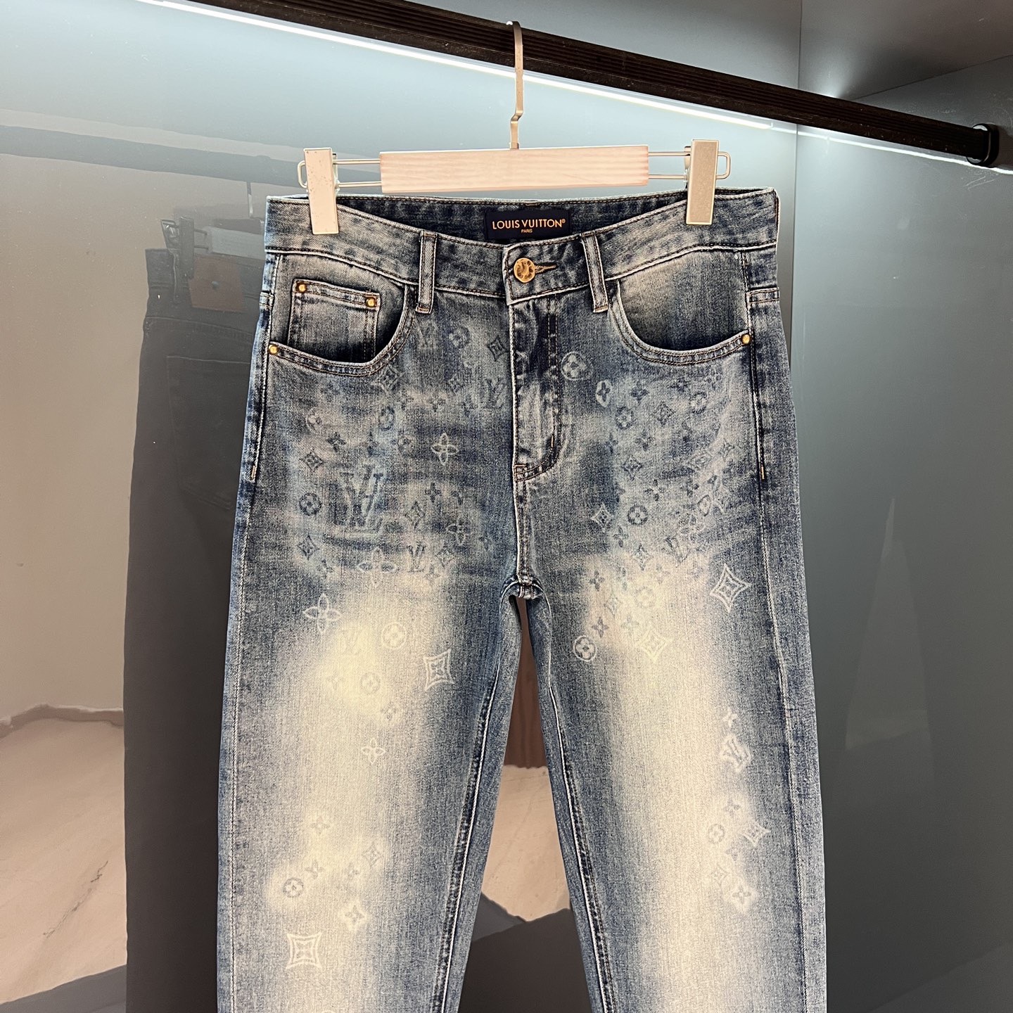 【新品】P260 “驴”牛仔裤 25SS春夏新品 ‼️‼️男士水洗复古魅力时尚休闲牛仔裤 追求完美主义的男人必备款!修身款!!!
贸易渠道工厂货品,复古水洗 无敌性的裁剪设计,打破传统素色的正式感!挺拔硬朗帅气的造型实之做工精致细腻
日本Denim色织牛仔面料!经过浆染工艺制作而成,打造牛仔.斜纹胚布经防缩整理,缩水率比一般牛仔裤要小,质地更加紧密厚实,织纹依迹清晰可见.专业Selvedge锁边工艺制作,走线运用缝纫捻线缉机进行了拼接重叠锁边缝制的一系列工艺制作流程.浑然天成一体式潮流时尚的裁剪造型设计.
区别于一般的牛品!
颜色:浅蓝色
尺码:29/30/31/32/33/34/36/38
30腰围78臀围98裤裆26裤长100裤脚14