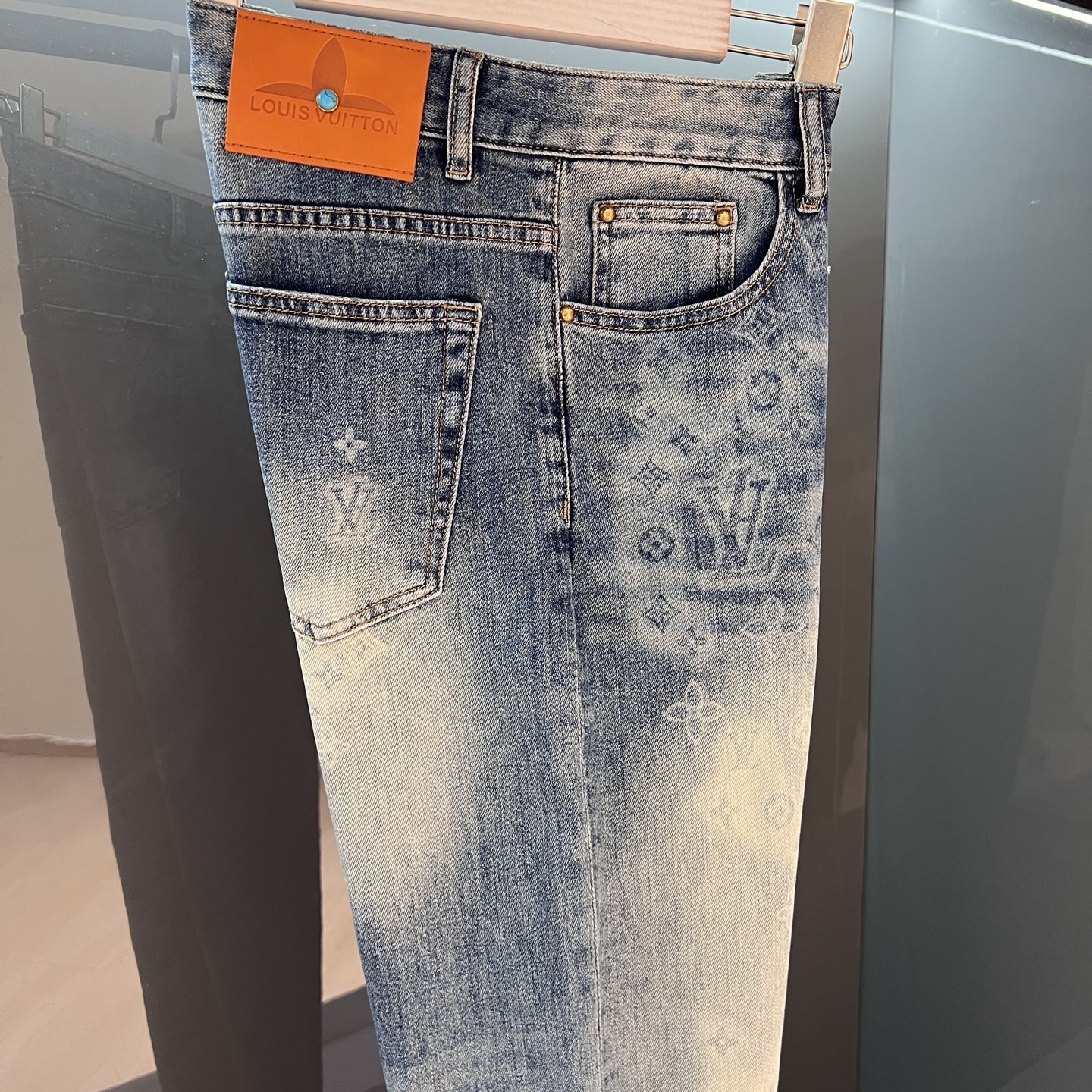 【新品】P260 “驴”牛仔裤 25SS春夏新品 ‼️‼️男士水洗复古魅力时尚休闲牛仔裤 追求完美主义的男人必备款!修身款!!!
贸易渠道工厂货品,复古水洗 无敌性的裁剪设计,打破传统素色的正式感!挺拔硬朗帅气的造型实之做工精致细腻
日本Denim色织牛仔面料!经过浆染工艺制作而成,打造牛仔.斜纹胚布经防缩整理,缩水率比一般牛仔裤要小,质地更加紧密厚实,织纹依迹清晰可见.专业Selvedge锁边工艺制作,走线运用缝纫捻线缉机进行了拼接重叠锁边缝制的一系列工艺制作流程.浑然天成一体式潮流时尚的裁剪造型设计.
区别于一般的牛品!
颜色:浅蓝色
尺码:29/30/31/32/33/34/36/38
30腰围78臀围98裤裆26裤长100裤脚14