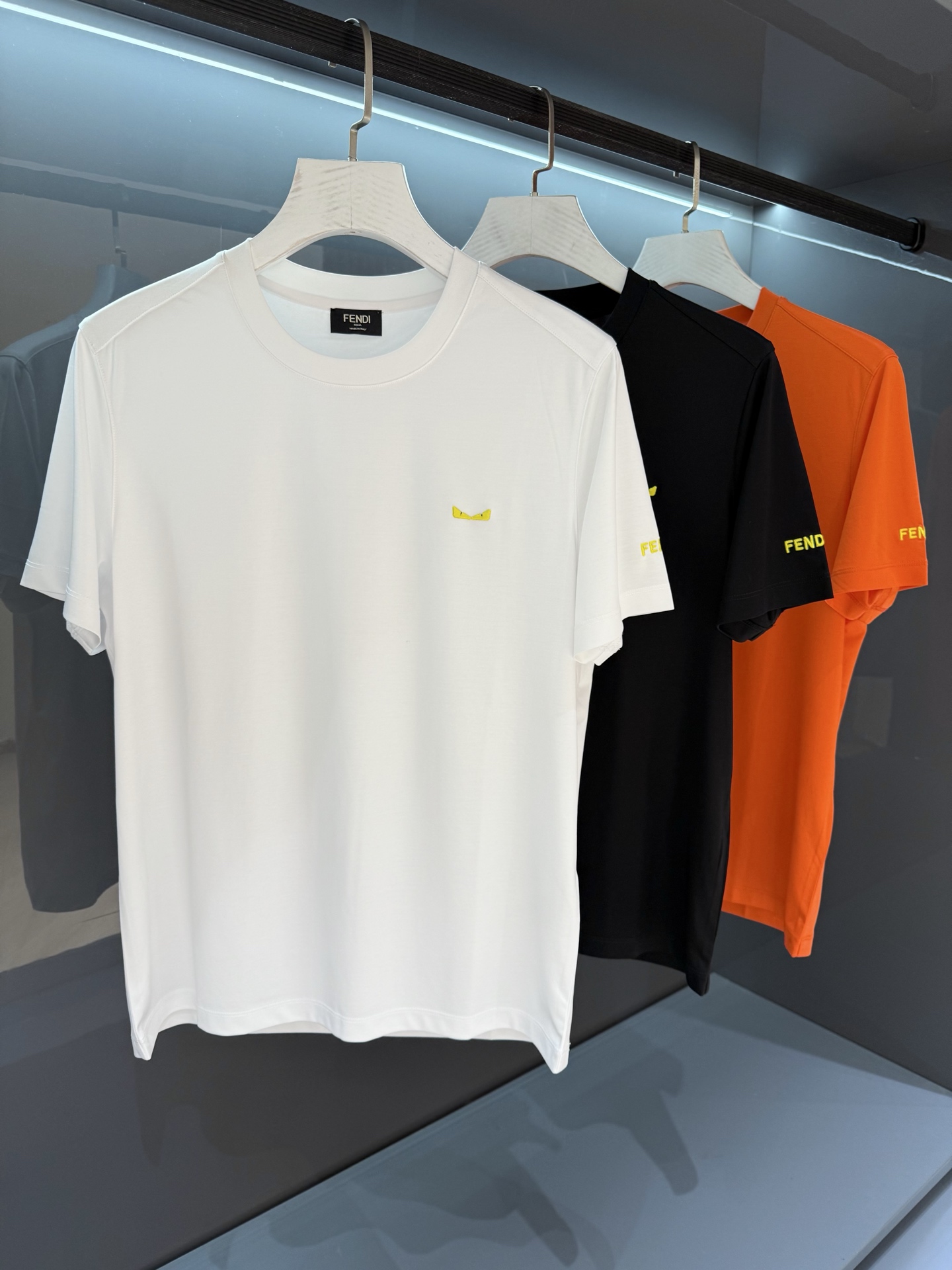 NO:438892,FD's new fashion transformation feast. 2025SS summer Fe*di letter embroidery logo logo for men's round neck short-sleeved T-shirt, luxurious and durable, full of vitality. Experience the latest visual and touch atmosphere... Single wear inside is the best quality... Italian customers provide knitted cotton fabric, with perfect texture and texture, breathable and comfortable. The silhouette design shows perfection. Both inside and outside are flawlessly cut. PK all versions on the market. A perfect interpretation of the new contrasting colors!  Clear sense of layering, perfect, extremely clear color words, and impeccable concave and convex feeling! Color white/black/orange Size M/L/XL/2XL/3XL M Shoulder width 43 bust 102 Long 68 Sleeve length 21, T-shirt,tees, t-shirt,alexander wang19860909FD全新时装变革盛宴.2025SS夏季Fe*di 字母刺绣logo标识男士圆领短袖T恤 奢华耐看充满活力气息.体验视觉和触觉最新气息...单穿内搭都是极品好货... 意大利客供针织棉面料,手感质感完美细腻透气舒适.着身廓形设计展现完美.内外兼具裁剪完美无暇.PK市面一切版本. 全新撞色完美演绎！层次感分明,匀称完美,色泽字眼极致清晰,凹凸感十足无懈可击! 颜色白色/黑色/橘色 尺码M/L/XL/2XL/3XL M肩宽43胸围102衣长68袖长21,,T-shirt,tees，t-shirt,alexander wang,Men's clothing