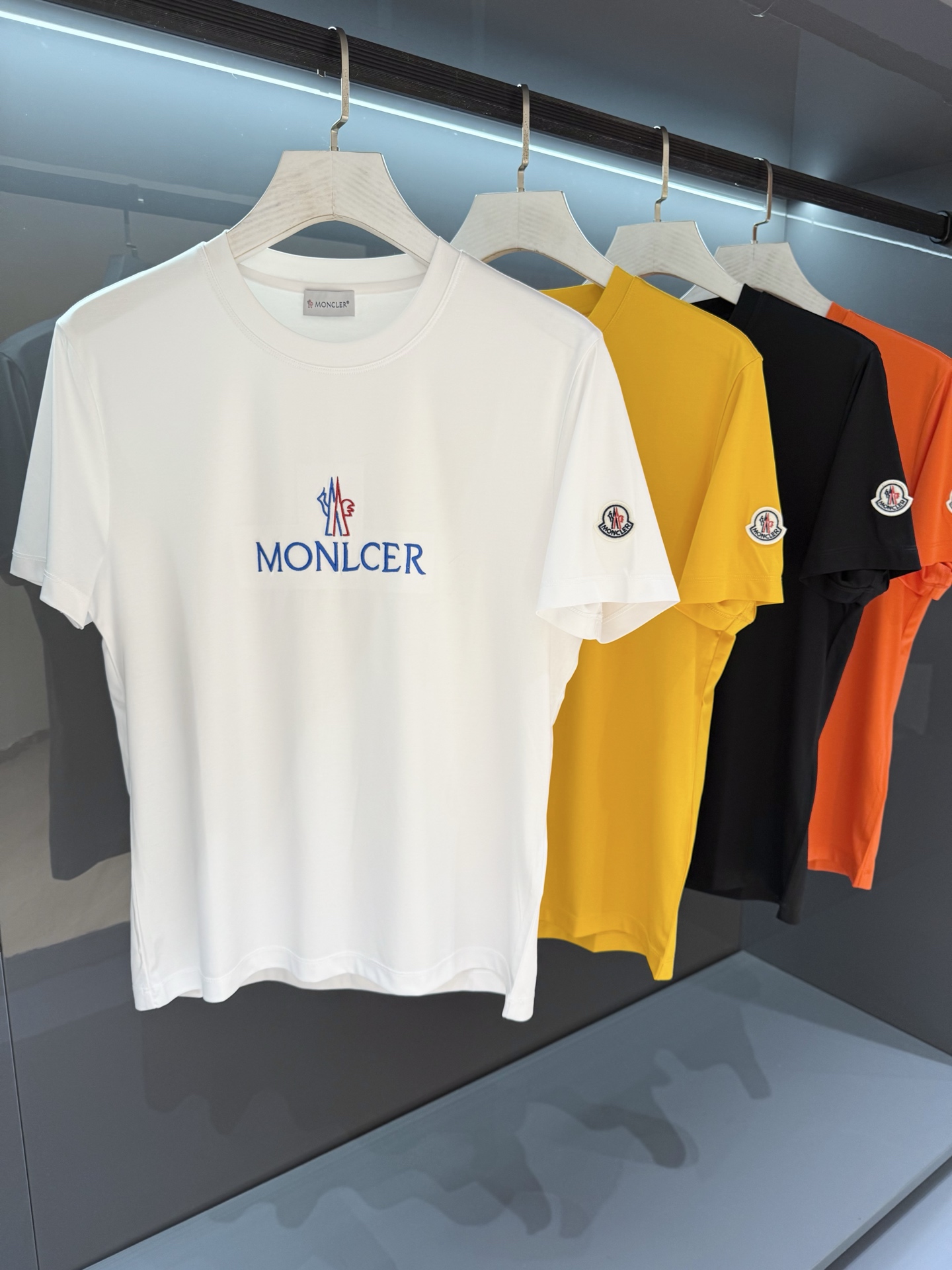 NO:438902,Mon*ler Men's round neck short-sleeved T-shirt 2025SS Spring and Summer New Products are simpler and neat, adding a unique style to the fashionable look... Single-wear inner wear is perfectly displayed! Embroidered logo design Frontal logo highlights full personality. The texture is delicate and full, and the color is flawless. Perfect work... Extremely breakthrough innovative concepts and fashion designs are a pot of fun and trendy style, and this summer's most Nice focus short T. Color: White/Black/Orange/Yellow Size M/L/XL/2XL/3XL M Shoulder width 43 bust 98 Long 68 Sleeve length 21, T-shirt,tees, t-shirt,alexander wang19860909Mon*ler 男士圆领短袖T恤 2025SS春夏新品效果更为简约利落,为时尚造型增添一抹独特风采...单穿内搭完美展现! 刺绣标徽设计 正面标识彰显十足个性.纹理细腻饱满,色泽艳丽无暇.完美之作… 极为突破性的创新理念与时装设计共冶一炉,前所未有的玩味潮流时尚,今夏最Nice的焦点短T. 颜色:白色/黑色/橘色/黄色 尺码M/L/XL/2XL/3XL M肩宽43胸围98衣长68袖长21,,T-shirt,tees，t-shirt,alexander wang,Men's clothing