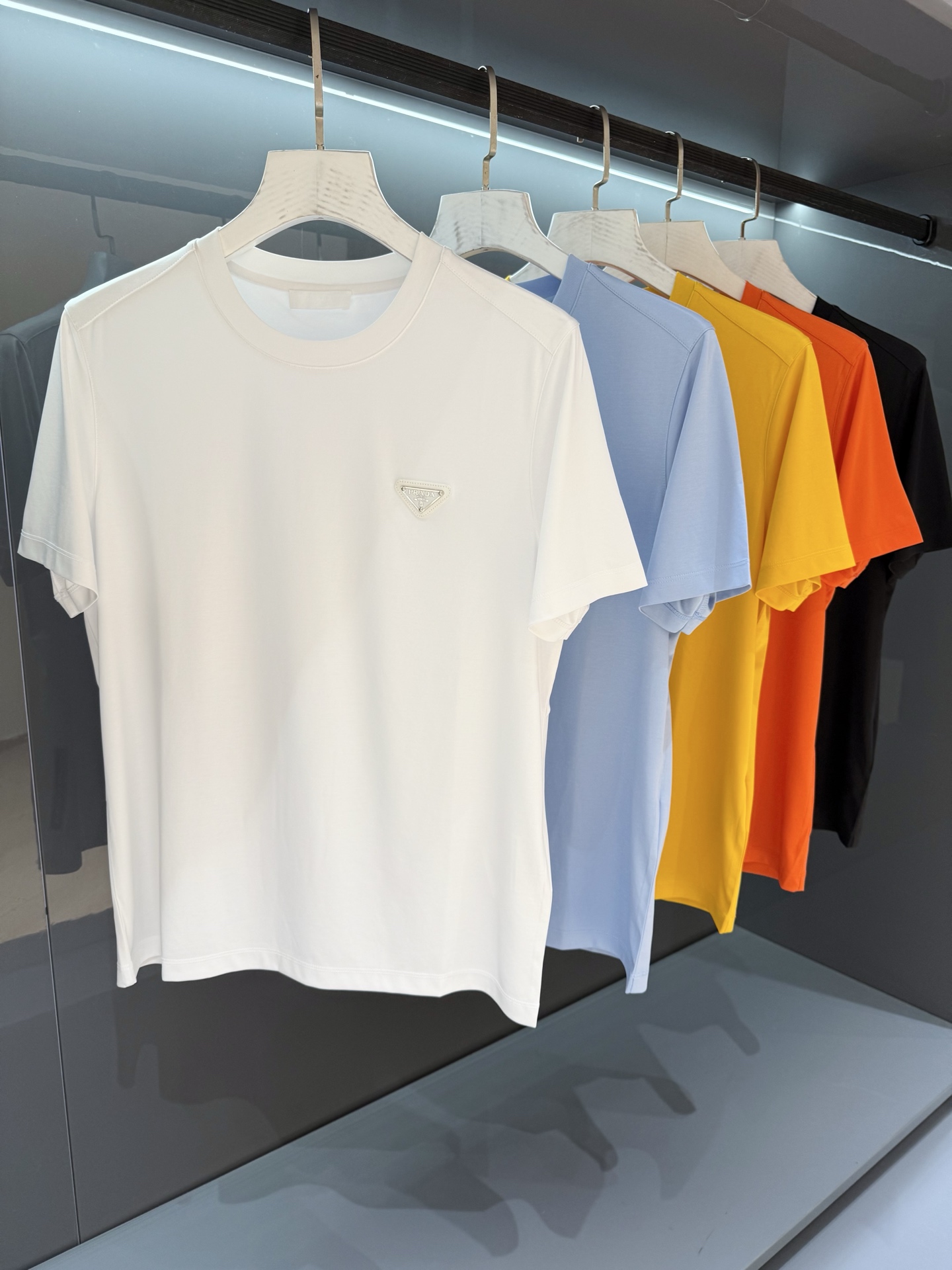 NO:429674,Triangle round neck letters 2025 summer new product Pr*da men's round neck letter logo short-sleeved T-shirt. It has a unique and fashionable style, and is inherently extraordinary. It is suitable for wearing it alone! The classic style of minimalist and casual comes from the new PD work, creating the most elegant casual and fashionable atmosphere. Imported customers provide knitted cotton fabrics, with an extraordinary texture experience. It is not unreasonable to claim that the most suitable for summer environmentally friendly fabrics. Light and breathable, excellent comfort, soft and delicate and more natural. The fixed-woven double-layer ribbed neckline design is designed, and the flat and smooth patch is not easy to deform. Color: white/black/orange/blue/yellow Size M/L/XL/2XL/3XL M Shoulder width 43 bust 100 Long 68 Sleeve length 22, T-shirt,tees, t-shirt,alexander wang19860909三角圆领字母  2025夏季新品Pr*da 男士圆领字母logo 短袖T恤 .兼具个性时尚范儿,与生俱来的不平凡.单穿内搭皆适宜! 极简休闲的经典风格来自PD新秀丽作,铸就最为优雅的休闲时尚气息. 进口客供针织棉面料,非同一般的质感体验,号称最适合夏季的环保面料不是没有道理的.轻盈透气,舒适感极佳,柔软细腻更为自然.定织型的双层罗纹领口设计,平整服贴不易变形 颜色:白色/黑色/橘色/蓝色/黄色 尺码M/L/XL/2XL/3XL M肩宽43胸围100衣长68袖长22,,T-shirt,tees，t-shirt,alexander wang,Men's clothing