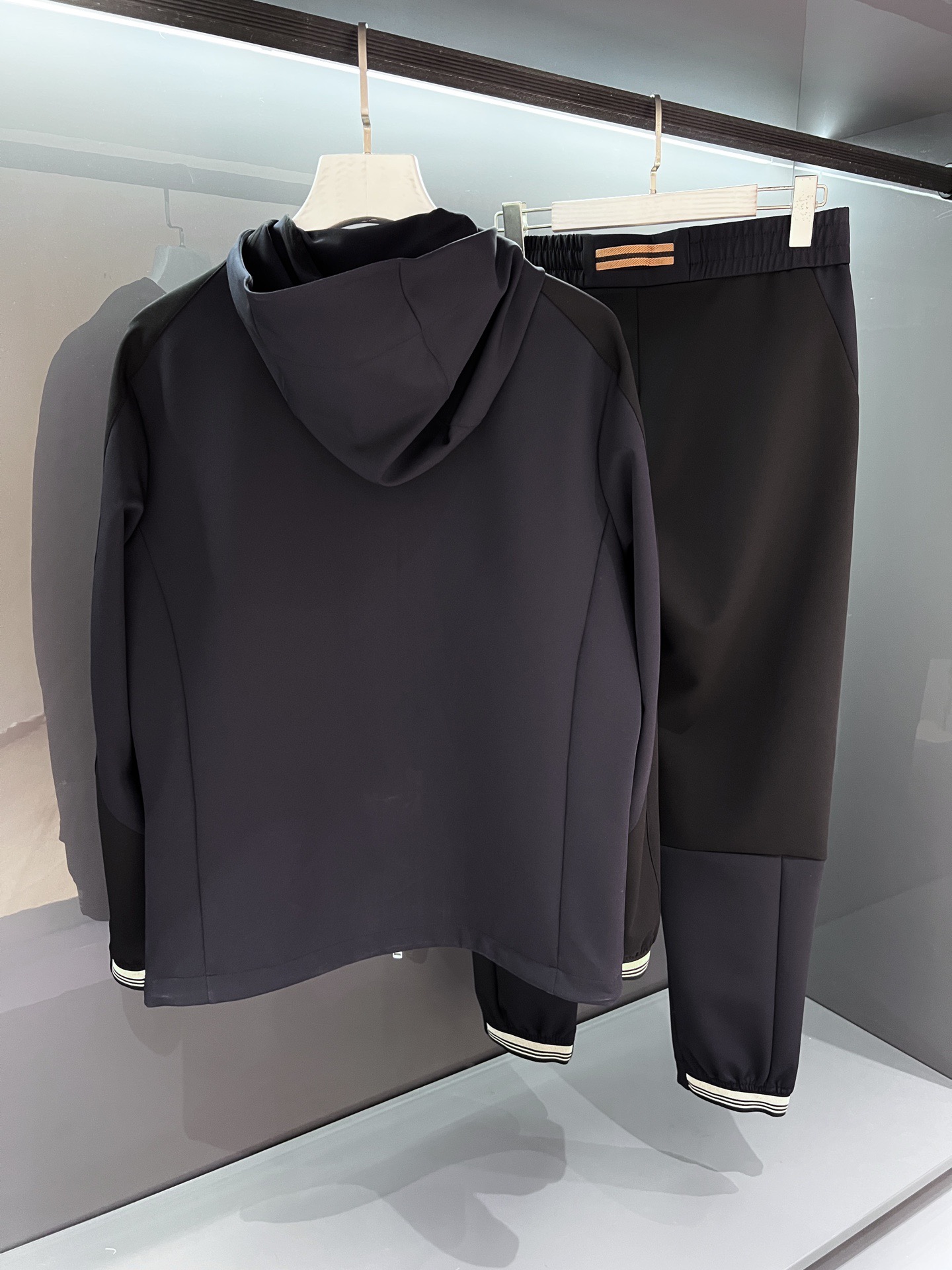 【新品EZ家族男士商务休闲轻便慢跑/户外运动/机能套装（不可拆分），作为EZ家族系列中最有力的法宝，积攒