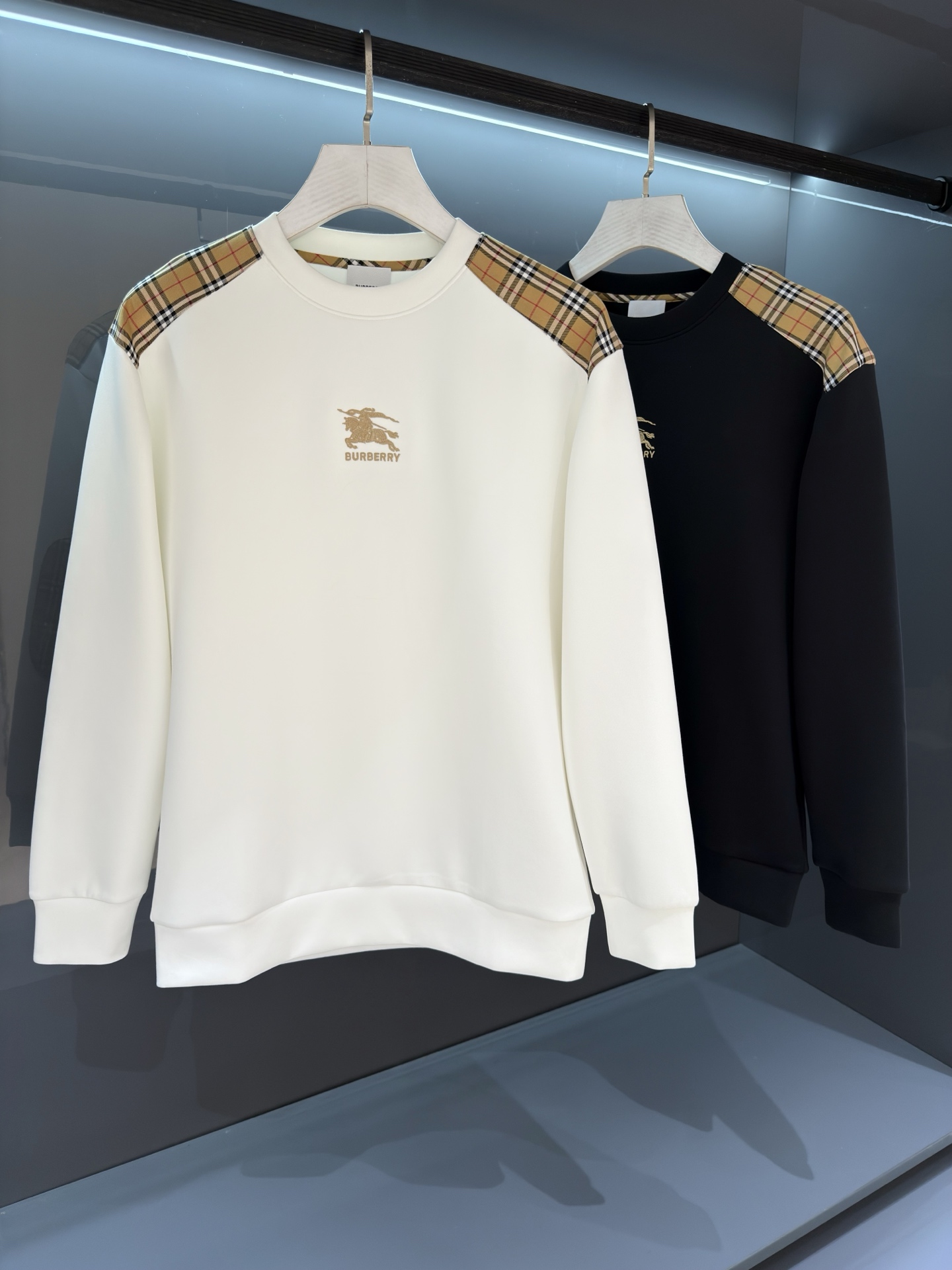 NO:538747,【New Product】 2025SS Autumn and Winter Bur*erry War Horse Three-dimensional Logo Print Classic Pullover Sweatshirt Simplified and fashionable feeling, feel the unique temperament of British style. Advocate the future of personality, youth, creativity... Customer-supplied fleece cotton fabric, the inner woven surface has a strong texture, neat and detailed texture. The texture is smooth and delicate, comfortable and breathable. The cutting process is in place. The upper body is absolutely perfect. P is a brand new textured classic logo letter without any deliberate explanation. Color white/black Size S/M/L/XL S shoulder width 44 bust 102 long 67 sleeve length 61, burberry, hoodie, sweatshirts, alexander wang19860909【新品】 2025SS秋冬Bur*erry 战马立体徽标印花经典套头卫衣 精简的时尚感,感受英式风格的独特气质.崇尚个性未来,青春,创意... 客供翻面绒棉质面料,内里织面质感超强,工整细致.质感顺滑细腻,舒适透气.裁剪工艺到位上身绝对足够完美. p焕然一新纹理经典标识字母无需刻意去解释 颜色白色/黑色 尺码 S/M/L/XL S肩宽44胸围102衣长67袖长61,,burberry,hoodie,sweatshirts,alexander wang,Men's clothing