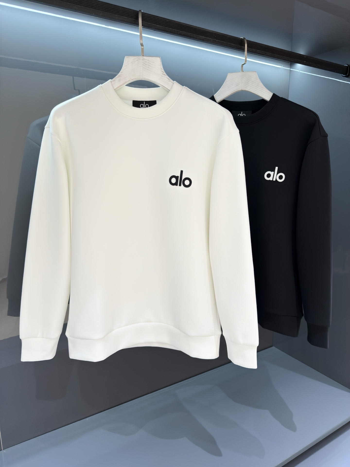 NO:538753,[New Product] Trade Channel OEM Products 2025SS Autumn and Winter New Product Donkey alo Men's Round Neck Sweatshirt Full of Style Creates the most outstanding luxury sports and leisure system, the most comfortable and pleasing to the eye. The classic three-letter embroidered logo pattern gradually fades from bottom to top, making the elegant design present a clever style. Soft mercerized cotton cuts out a slightly loose fit, matched with ribbed hem and cuffs. The adjustable hood is equipped with knitted belt. Customer-supplied worsted brushed cotton fabric is different from ordinary cotton, with smooth texture and delicate texture, and the inner velvet layer also perfectly shows the inside and outside beauty. Always maintain a perfect luxury sports shape. Color: White/Black Size S/M/L/XL S Shoulder width 45 bust 102 Long 67 Sleeve length 59,,louis  vuitton, hoodie, sweatshirts, hats, alexander wang19860909【新品】 贸易渠道代工品 2025SS秋冬新品 驴 alo 男士圆领卫衣 风十足缔造最为出色的奢感运动休闲体系,最为舒适养眼的感受. 经典三字母 刺绣logo 图案自下而上逐渐淡出,令典雅设计呈现灵巧格调.舒软丝光棉裁出微宽松版型,搭配罗纹下摆及袖口.可调节风帽配有针织带. 客供精纺拉绒棉面料,区别于一般棉质,手感质感顺滑细腻,内里绒层面也完美展现内外兼具廓形美感.时刻保持足够完美的奢感运动造型. 颜色:白色/黑色 尺码S/M/L/XL S肩宽45胸围102衣长67袖长59,,louis vuitton,hoodie,sweatshirts,hats,alexander wang,Men's clothing