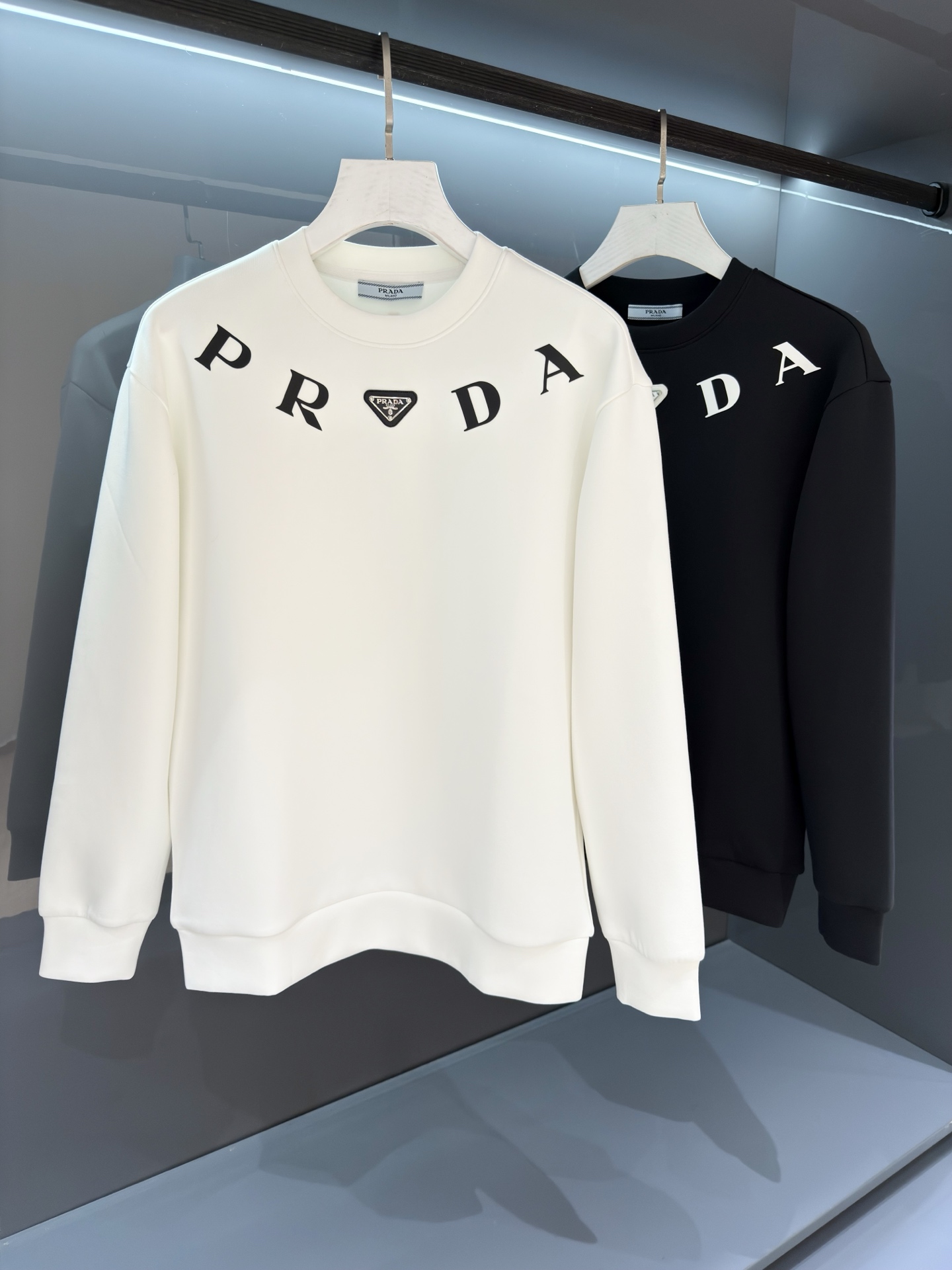 NO:538759,【New Product】 2025 autumn and winter Pr*da men's red-edged letter badge logo pullover sweatshirt classic OS style, simple without losing style. Daily sports and casual business without any pressure... Customer-supplied space knitted cotton, made through mini knitted three-dimensional process, the inner scales are as neat as strong, breathable and comfortable, the sense of detail and touch are invincible, the first choice for single-wearing inner wear! The new PD adopts new offset printing technology and melt-iron printing treatment, showing the new posture and pattern characteristics. The texture is extraordinary and constantly glued. The tight rib knitted neckline is neat and detailed without deformation, and the exquisite craftsmanship is impeccable. Color white/black Size S/M/L/XL M Shoulder width 44 bust 102 Long 67 Sleeve length 64, hoodie, sweatshirts, alexander wang19860909【新品】 2025秋冬Pr*da男士红边字母徽章标识套头卫衣 经典OS版型,简约而不失格调.日常运动休闲商务毫无压力... 客供太空针织棉,经由微型针织立体工艺过程制作,内里鳞甲般工整,质感超强,透气舒适,细节感和触感柔更是无敌,单穿内搭首选! 全新PD 采用新式胶印技术及融烫印花处理,尽显全新姿态型格特色.,质感非凡,不断胶.严密罗纹针织领口工整细致不变型,精湛的工艺无懈可击. 颜色白色/黑色 尺码S/M/L/XL M肩宽44胸围102衣长67袖长64,,hoodie,sweatshirts,alexander wang,Men's clothing