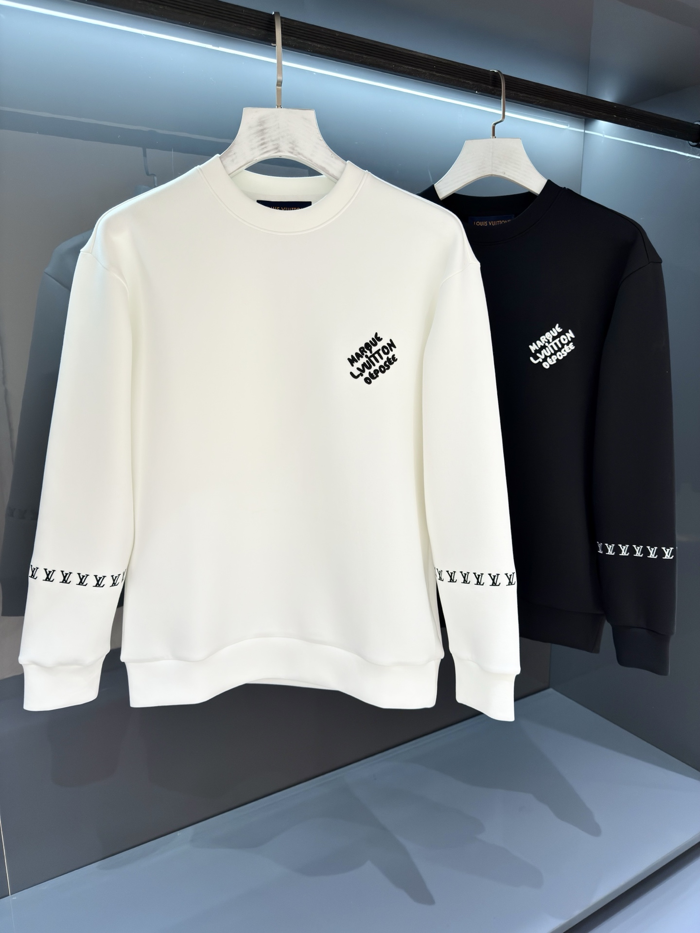 NO:538782,[New Product] OEM products in the trade channel, the 'serious move' in the trendy era. The fashionable and beautiful style continues to rise!! 2025SS autumn and winter new product Donkey men's round neck sweatshirt is full of style to create the most outstanding luxury sports and leisure system, the most comfortable and pleasing to the eye. Monogram pattern gradually fades from bottom to top, making the elegant design appear clever and stylish. Soft mercerized cotton cut out a slightly loose fit, matched with ribbed hem and cuffs. The adjustable hood is equipped with knitted belt. Customer-supplied worsted brushed cotton fabric is different from ordinary cotton, with smooth texture and delicate texture, and the inner velvet layer perfectly shows the inside and outside beauty. Always maintain a perfect luxurious sports shape. Color: White/Black Size S/M/L/XL S Shoulder width 48 bust 102 Long 68 Sleeve length 63,,louis  vuitton, hoodie, sweatshirts, hats, alexander wang19860909【新品】 贸易渠道代工品,潮流时代的“必杀技”.时髦靓丽的风彩持续高涨!! 2025SS秋冬新品 驴 男士圆领卫衣 风十足缔造最为出色的奢感运动休闲体系,最为舒适养眼的感受. Monogram 图案自下而上逐渐淡出,令典雅设计呈现灵巧格调.舒软丝光棉裁出微宽松版型,搭配罗纹下摆及袖口.可调节风帽配有针织带. 客供精纺拉绒棉面料,区别于一般棉质,手感质感顺滑细腻,内里绒层面也完美展现内外兼具廓形美感.时刻保持足够完美的奢感运动造型. 颜色:白色/黑色 尺码S/M/L/XL S肩宽48胸围102衣长68袖长63,,louis vuitton,hoodie,sweatshirts,hats,alexander wang,Men's clothing