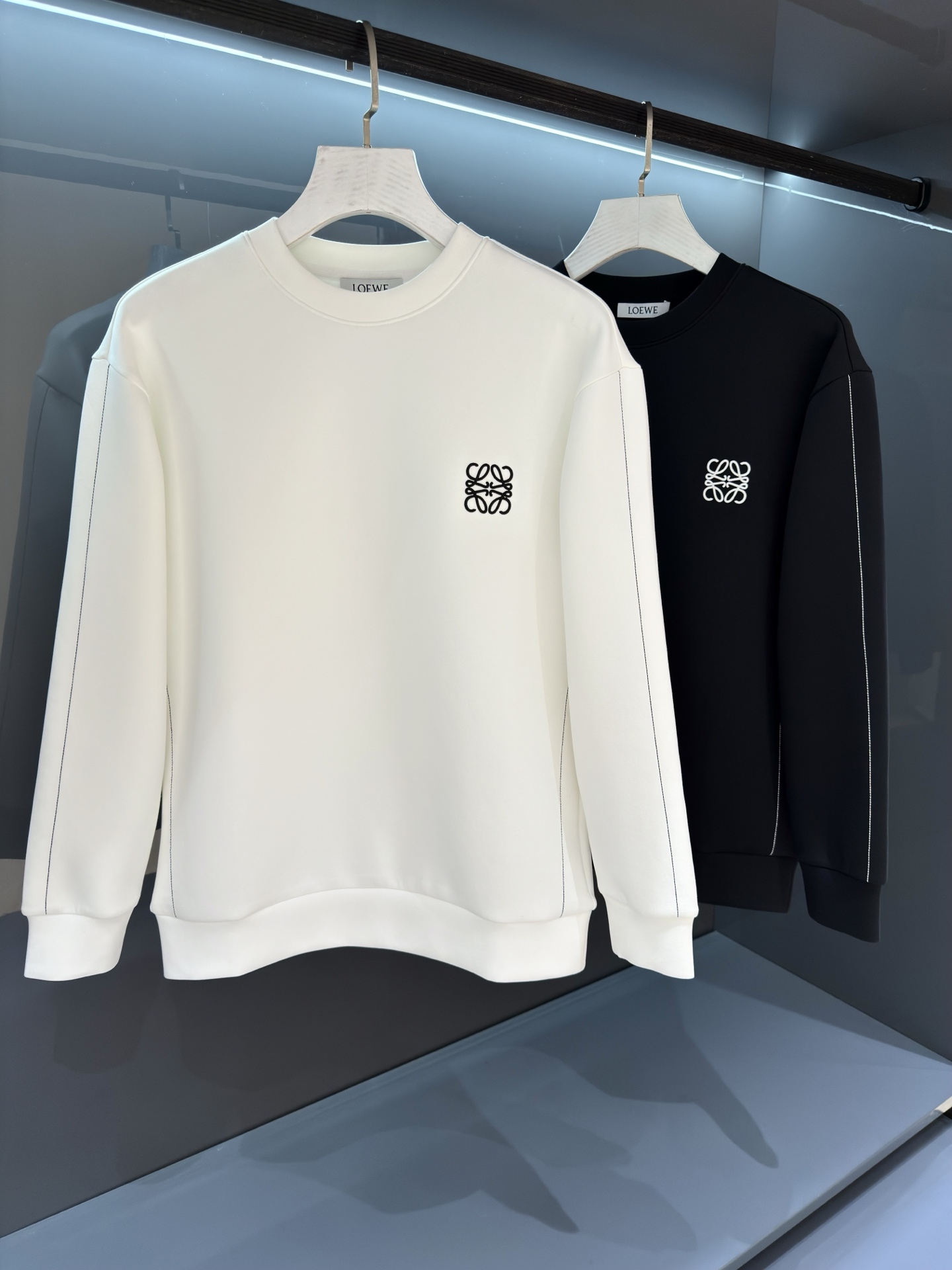 NO:538766,【New Product】loe round neck embroidery pullover sweatshirt channel goods create the most elegant casual and fashionable atmosphere. 2025 autumn and winter loe* Men's embroidered round neck sweatshirt Fashion tailoring design, with a unique and fashionable style, and is inherently extraordinary. Simplicity and not simple... 'The pioneer of fabric will never be erased'. Customer-supplied fine imitation cotton fabrics, with neat and rigorous inner, soft and delicate touch, comfortable and breathable upper body, the new high process flow of standardized cutting can make the shape look rare! Create a harmonious luxury and fashionable atmosphere, reinterpret the basic items and give them a new meaning. Color white/black Size S/M/L/XL S Shoulder width 43 bust 102 Long 66 Sleeves 61,,loewe,hoodie,sweatshirts,alexander wang19860909【新品】 loe 圆领刺绣套头 卫衣 渠道货品,铸就最为优雅的休闲时尚气息. 2025秋冬loe* 男士刺绣标识圆领卫衣 时尚型裁设计,兼具个性时尚范儿,与生俱来的不平凡.简约不简单... “面料先锋永不磨灭”.客供精仿棉面料,内里工整严密,手感柔软细腻上身舒适透气,全新标准化裁剪的高工艺流程才得以造型实为难得! 营造和谐的奢华时尚气息,重释了基础单品并赋予其崭新含义的态度与考量. 颜色白色/黑色 尺码S/M/L/XL S肩宽43胸围102衣长66袖长61,,loewe,hoodie,sweatshirts,alexander wang,Men's clothing