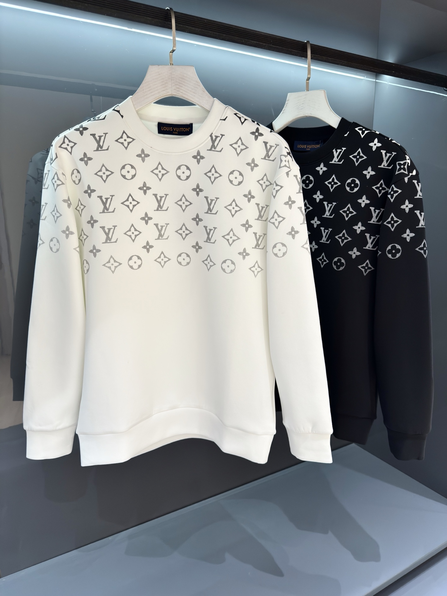 NO:538773,[New Product] OEM products in the trade channel, the 'serious move' in the trendy era. The fashionable and beautiful style continues to rise!! 2025SS autumn and winter new product Donkey men's round neck sweatshirt is full of style to create the most outstanding luxury sports and leisure system, the most comfortable and pleasing to the eye. Monogram pattern gradually fades from bottom to top, making the elegant design come with a clever style. Soft mercerized cotton cut out a slightly loose fit, matched with ribbed hem and cuffs. The adjustable hood is equipped with knitted belt. Customer-supplied worsted brushed cotton fabric is different from ordinary cotton, with smooth texture and delicate texture, and the inner velvet layer also perfectly shows the inside and outside beauty. Always maintain a perfect luxury sports shape. Color: White/Black Size S/M/L/XL S Shoulder width 46 bust 104 Long 67 Sleeve length 61,,louis  vuitton, hoodie, sweatshirts, hats, alexander wang19860909【新品】 贸易渠道代工品,潮流时代的“必杀技”.时髦靓丽的风彩持续高涨!! 2025SS秋冬新品 驴 男士圆领卫衣 风十足缔造最为出色的奢感运动休闲体系,最为舒适养眼的感受. Monogram 图案自下而上逐渐淡出,令典雅设计呈现灵巧格调.舒软丝光棉裁出微宽松版型,搭配罗纹下摆及袖口.可调节风帽配有针织带. 客供精纺拉绒棉面料,区别于一般棉质,手感质感顺滑细腻,内里绒层面也完美展现内外兼具廓形美感.时刻保持足够完美的奢感运动造型. 颜色:白色/黑色 尺码S/M/L/XL S肩宽46胸围104衣长67袖长61,,louis vuitton,hoodie,sweatshirts,hats,alexander wang,Men's clothing