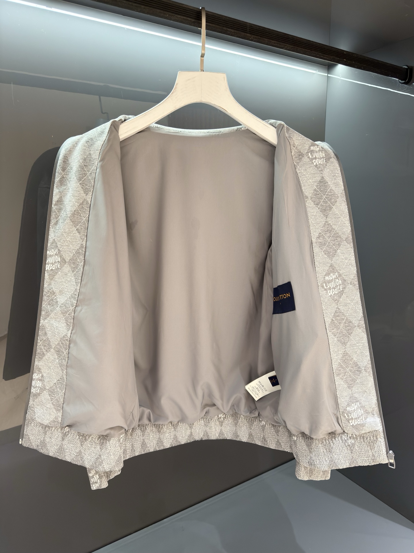 【新品】2025SS 秋冬的最新作品,极具格调与时尚的夹克型外套.拥有最为潮流的艺术感染力.潮人心目中的