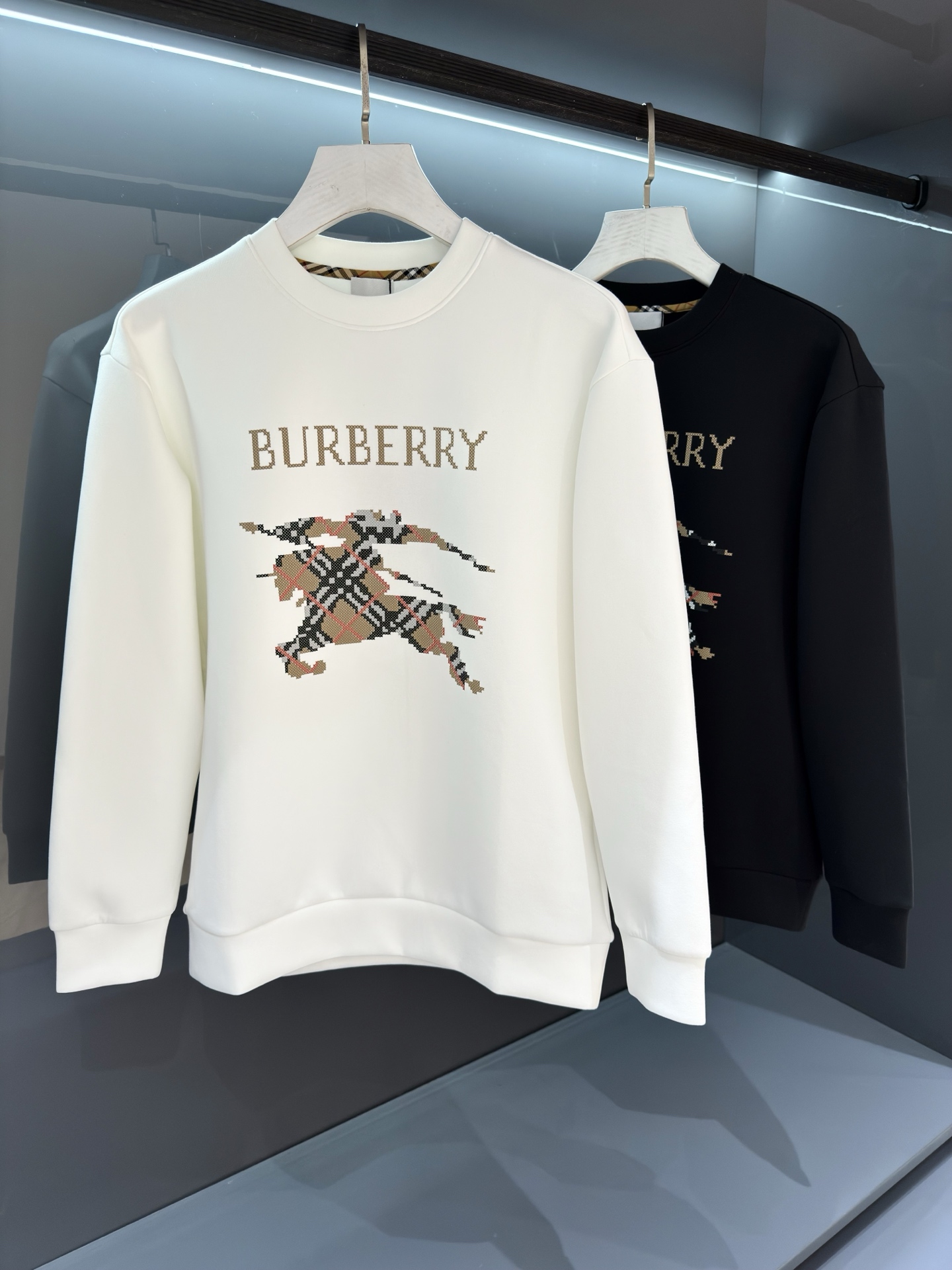 NO:538775,【New Product】 2025SS Autumn and Winter Bur*erry War Horse Three-dimensional Logo Print Classic Pullover Sweatshirt Simplified and fashionable feeling, feel the unique temperament of British style. Advocate the future of personality, youth, creativity... Customer-supplied fleece cotton fabric, the inner woven surface has a strong texture, neat and detailed texture. The texture is smooth and delicate, comfortable and breathable. The upper body is absolutely perfect. A brand new textured classic logo letter does not need to be explained deliberately. Color white/black Size S/M/L/XL S shoulder width 44 bust 102 long 67 sleeve length 61, burberry, hoodie, sweatshirts, alexander wang19860909【新品】 2025SS秋冬Bur*erry 战马立体徽标印花经典套头卫衣 精简的时尚感,感受英式风格的独特气质.崇尚个性未来,青春,创意... 客供翻面绒棉质面料,内里织面质感超强,工整细致.质感顺滑细腻,舒适透气.裁剪工艺到位上身绝对足够完美. 焕然一新纹理经典标识字母无需刻意去解释 颜色白色/黑色 尺码 S/M/L/XL S肩宽44胸围102衣长67袖长61,,burberry,hoodie,sweatshirts,alexander wang,Men's clothing