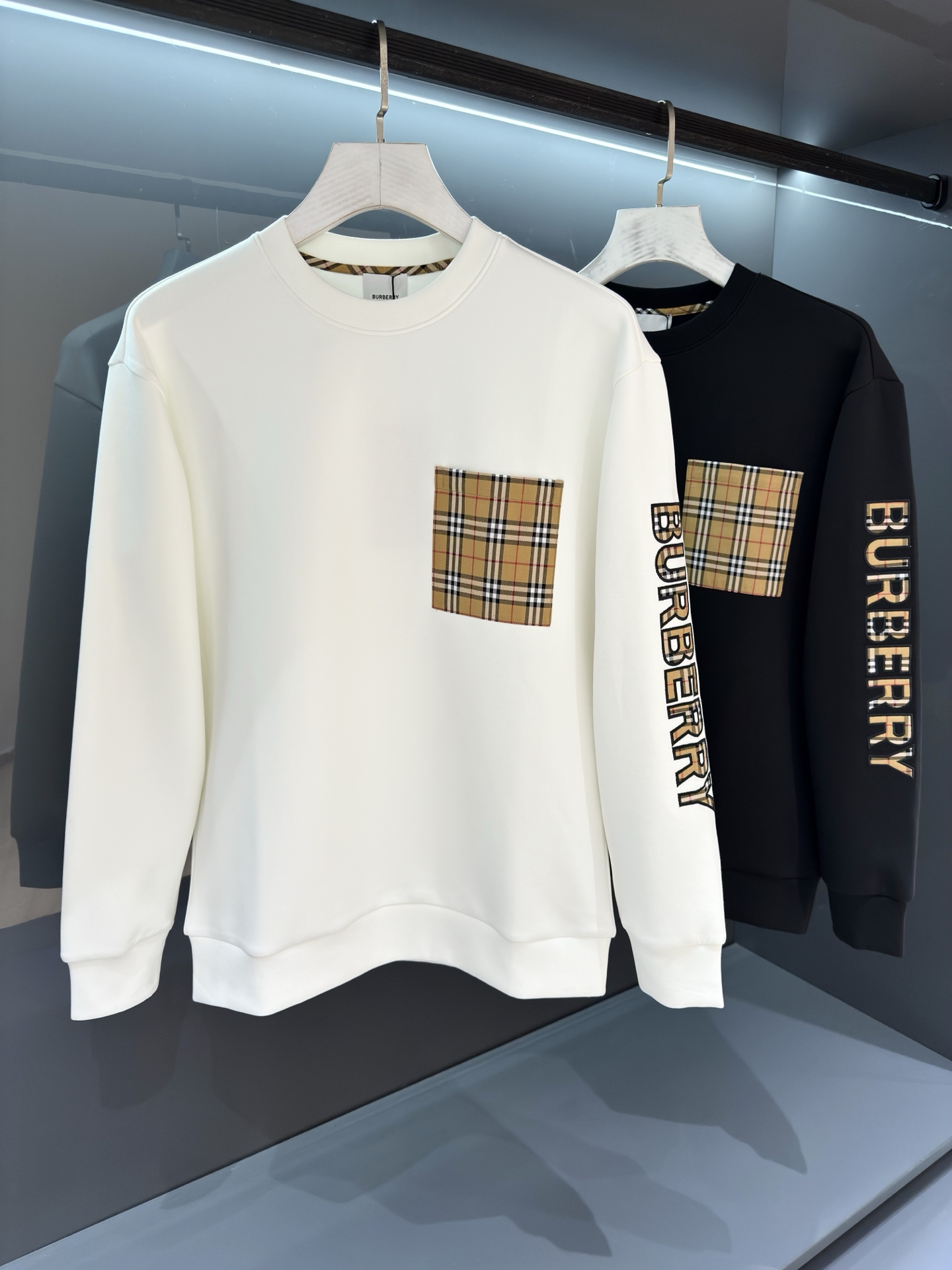 NO:538764,[New Product] 2025 Autumn and Winter Bur*erry Three-dimensional Logo Embroidered J Pullover Sweatshirt Plus Fleece Sweatshirt, the best original single!  A streamlined fashion sense, feel the unique temperament of British style. Advocate the future of personality, youth, and creativity... Customer-supplied fleece cotton fabric, with a strong texture in the inner woven surface, neat and detailed. The texture is smooth and delicate, comfortable and breathable. The cutting process is perfect enough for the upper body. The neat and symmetrical beauty and three-dimensional sense are super different from traditional offset printing patterns. Exquisite embroidery Color white/black Size S/M/L/XL S shoulder width 44 bust 104 long 67 sleeve length 61, burberry, hoodie, sweatshirts, alexander wang19860909【新品】 2025秋冬Bur*erry 立体徽标刺绣j套头卫衣 加绒卫衣,极品原单！ 精简的时尚感,感受英式风格的独特气质.崇尚个性未来,青春,创意... 客供翻面绒棉质面料,内里织面质感超强,工整细致.质感顺滑细腻,舒适透气.裁剪工艺到位上身绝对足够完美. 工整对称的美感,立体感超强区别传统胶印图案.精美刺绣 颜色白色/黑色 尺码 S/M/L/XL S肩宽44胸围104衣长67袖长61,,burberry,hoodie,sweatshirts,alexander wang,Men's clothing