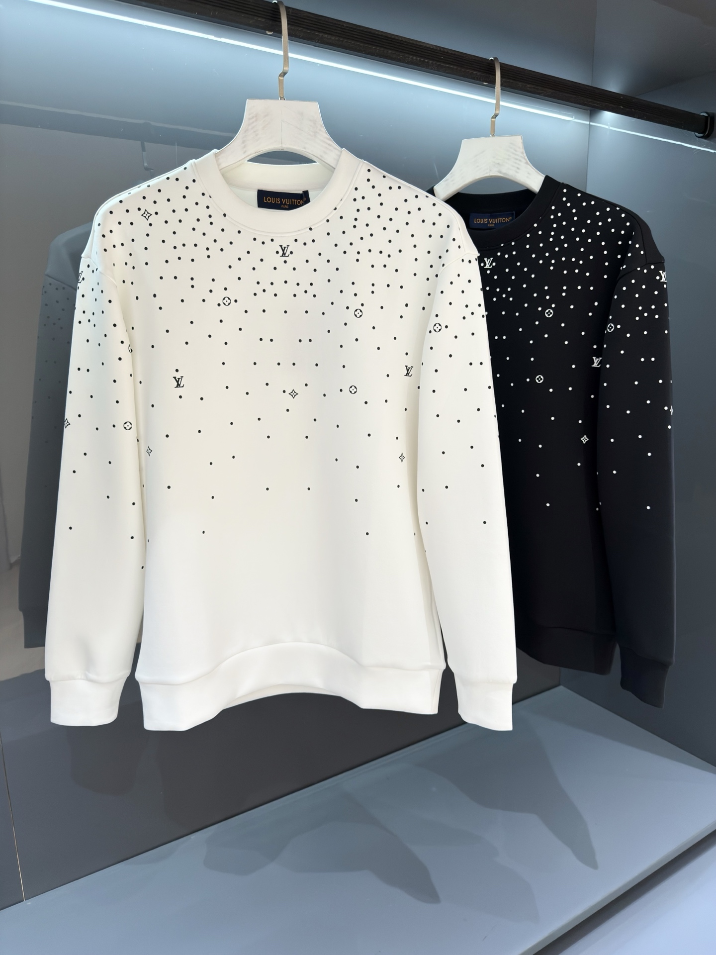 NO:538771,[New Product] Trade Channel OEM Products 2025SS Fall and Winter New Products Donkey Men's MONOGRAM Men's Round Neck Sweatshirt Full of style creates the most outstanding luxury sports and leisure system, the most comfortable and pleasing to the eye. Monogram pattern gradually fades from bottom to top, making the elegant design appear clever and stylish. Soft mercerized cotton cuts out a slightly loose fit, matched with ribbed hem and cuffs. Adjustable hood is equipped with knitted belt. Customer-supplied worsted brushed cotton fabric is different from ordinary cotton, with smooth texture and delicate texture, and the inner velvet layer perfectly shows the inside and outside beauty. Always maintain a perfect luxury sports shape. Color: White/Black Size S/M/L/XL S Shoulder width 46 bust 104 Long 68 Sleeve length 61,,louis  vuitton, hoodie, sweatshirts, hats, alexander wang19860909【新品】 贸易渠道代工品 2025SS秋冬新品 驴 男士MONOGRAM 男士圆领卫衣 风十足缔造最为出色的奢感运动休闲体系,最为舒适养眼的感受. Monogram 图案自下而上逐渐淡出,令典雅设计呈现灵巧格调.舒软丝光棉裁出微宽松版型,搭配罗纹下摆及袖口.可调节风帽配有针织带. 客供精纺拉绒棉面料,区别于一般棉质,手感质感顺滑细腻,内里绒层面也完美展现内外兼具廓形美感.时刻保持足够完美的奢感运动造型. 颜色:白色/黑色 尺码S/M/L/XL S肩宽46胸围104衣长68袖长61,,louis vuitton,hoodie,sweatshirts,hats,alexander wang,Men's clothing