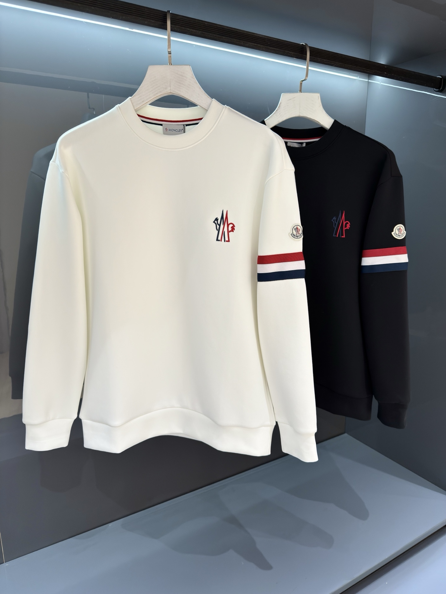 NO:538762,[New Product] From trade channels, precious and dynamic! The combination of trendy culture and classic fashion. 2025 SS counter synchronized autumn and winter new products Mo*cler Men's round neck pullover ski series sweatshirts. Customer-supplied long fluff ring cotton, solid wool surface is soft and warm, infinite comfort and warm! The generous and cheerful shape has never changed. The super-large system Mon badge design is the overall highlight of the highlight. The dense brushing process makes the fluff delicate and soft, flat, uniform and stable fit, and the dense wool texture highlights the three-dimensional effect. The mask is sewn and sewn tightly. The special glue and sew are made of Logo letters, and the fine texture is integrated with the fabric, and the texture perfectly interprets the charm of fashion art. Color: black/white Size S/M/L/XL  S shoulder width 45 bust 102 clothes length 66 sleeve length 61, hoodie, sweatshirts, alexander wang19860909【新品】 来自贸易渠道货源,珍贵而动感!潮流文化与经典时尚的结合.2025 SS柜台同步秋冬新品 Mo*cler 男士圆领套头滑雪系列卫衣 客供长绒毛圈棉,扎扎实实的织面松软温润,无限的舒适感倍感温暖!阔绰爽朗的型格从未改变.超大体系的Mon徽章设计是整体的亮点凝聚力量.密植拉绒工艺制作让绒毛细腻柔软,平整均匀稳固贴合,密集的毛料感凸显立体效果.掩线缝合严丝合缝. Logo字母特殊胶浆膜体印胶制作,精细质感做到了与面料浑然一体化,纹理尽显完美演绎了时尚艺术的魅力. 颜色:黑色/白色 尺码S/M/L/XL S肩宽45胸围102衣长66袖长61,,hoodie,sweatshirts,alexander wang,Men's clothing