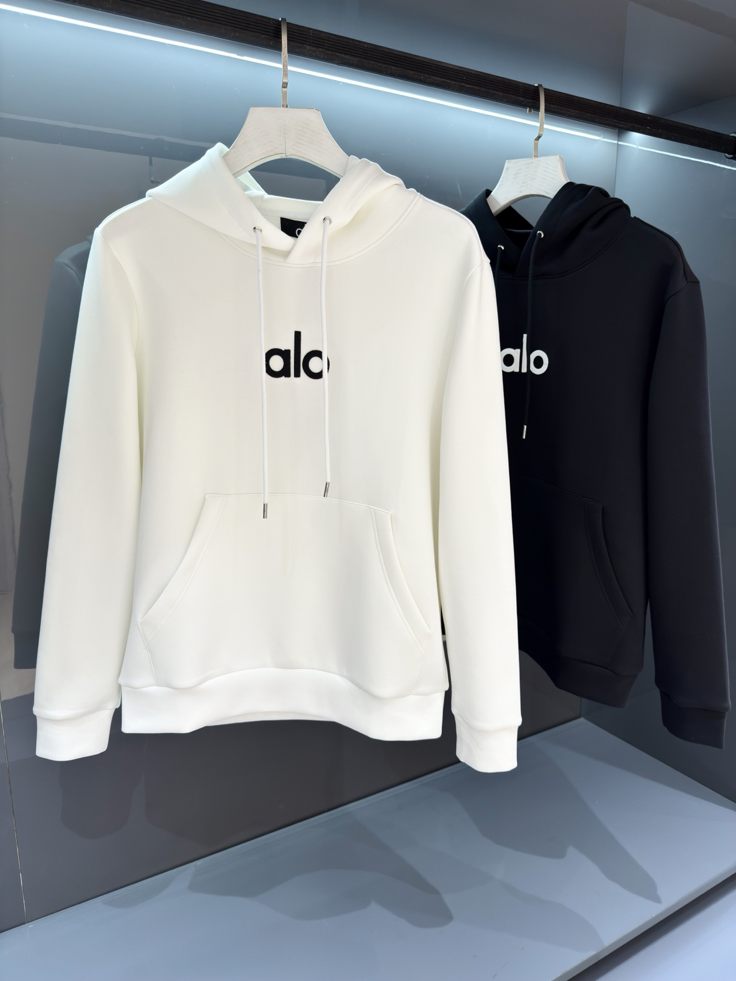 NO:538748,[New Product] The most popular three-letter ALO men's fashion air cotton casual hooded sweatshirt jacket, Hong Kong foreign company channel goods, pure blood quality, 25-year F/W autumn and winter new products, classic signature products!  A jacket dominated by fabrics, the whole body shape follows the minimalist route of A’s home, with smooth and capable contour lines and no complex craft elements. The chest still continues the embroidery body of the iconic brand badge, equipped with a metal triangle logo of the hat collar, reshapes the classic, which is a manifestation of identity, and enriches the overall visual effect and aesthetic value!  Italian customers provide top-quality customized ready-made garment fabrics, heavy high-density air-layer pure cotton material, with powerful functions and powerful touch, extremely delicate and comfortable, an invincible skin-friendly experience, extremely wrinkle resistance, and excellent breathability. The upper body is clean and neat, light and without burden!  Color black/white Size S/M/L/XL Size Shoulder width 45 Bust 104 Sleeve length 62 Clothes length 66, hoodie, sweatshirts, jackets & coats,hats,alexander wang19860909【新品】 今年最火 三字母ALO 男士时装款空气棉休闲连帽卫衣外套,香港洋行渠道货,纯正血统品质,25年F/W秋冬新品,经典招牌产物！ 以面料为主导的一款外套,通体的造型沿袭了A家极简的路线,轮廓线条流畅干练,无繁复的工艺元素傍身,胸前依然延续了标志性品牌徽章刺绣体,搭载帽领金属三角标识,重塑了经典,属于身份的彰显,且丰富了整体视觉效果和审美价值！ 意大利客供顶级定制成衣面料,重磅高密度空气层纯棉材质,具备功能性强大属性,触感极其细腻舒适,无敌的亲肤体验,抗皱性极强,且有着优良透气性,上身干净利落,轻便无负担感！ 颜色黑色/白色 尺码S/M/L/XL S码肩宽45 胸围104 袖长62 衣长66,,hoodie,sweatshirts,jackets & coats,hats,alexander wang,Men's clothing