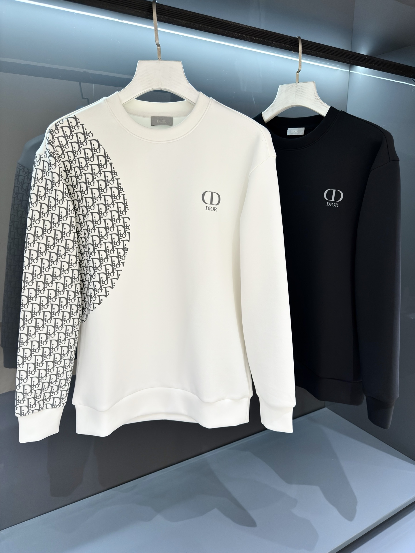 NO:538780,【New Product】Reinterprets avant-garde and fashionable style. Channel quality.. 2025 autumn and winter Di*r printed round neck pullover sweatshirt. Superior fashion charm style and unique artistic atmosphere. Customized fabrics are high gram heavy cotton fabrics, soft and harder, and comfortable and breathable. Very suitable for wearing in spring and autumn. Fine sewing and shaping. Anti-static and grit-proof and easy to handle in daily life. Wrinkle resistance is also quite good. The OS silhouette style creates a trendy and fashionable style. The excellent cutting process of the fabric reflects amazing elegance. The cuffs and bottom are designed with precision knitted thread technology, which is tight, comfortable and without slit. The noble and elegant casual temperament is so willful... Color white/black Size S/M/L/XL  S shoulder width 46 bust 104 clothes length 67 sleeve length 61, hoodie, sweatshirts, alexander wang19860909【新品】 重新诠释了前卫时尚的风范.渠道精品..2025秋冬Di*r 印花圆领套头卫衣 高超的时尚魅力风范,特立独行的艺术气息. 客供定制面料高克重棉面料,软硬更为适中,舒适透气性非常适合春秋季节着穿.精细一体缝制塑造成型.抗静电抗粘灰日常更易打理.抗皱性能也是相当不错的.OS廓形量裁的风格缔造潮流时尚的风范. 面料搭配优异的裁剪工艺体现惊人的优雅贵气.袖口及底摆运用精密针织螺纹工艺设计,紧致舒适无勒感.高贵典雅的休闲气质就是这么任性…… 颜色白色/黑色 尺码S/M/L/XL S肩宽46胸围104衣长67袖长61,,hoodie,sweatshirts,alexander wang,Men's clothing