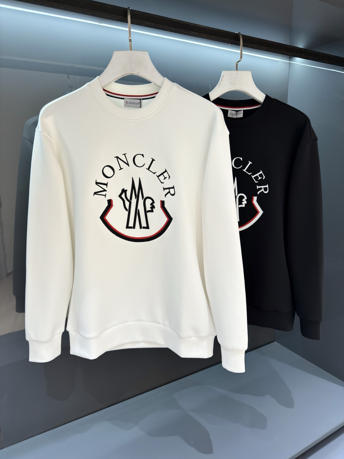 NO:538794,[New Product] 2025SS Autumn and Winter Mon*ler Embroidery Logo Round-neck Pullover Sweatshirt The wide-shaped effect is simpler and neat, adding a unique style to the fashionable shape... The inner wear is perfectly displayed! Imported plain-made cotton fabric, the inner and outer weaving is neat and delicate, the touch is soft and delicate, and the upper body is comfortable and breathable. The new cutting shoulder cutting process makes the shape more youthful and fashionable. The front embroidery logo shows the full personality. The Italian active machine embroidery weaving process has a more delicate texture and full color, and the color is flawless. The perfect work... Color white and black Size S/M/L/XL S shoulder width 44 bust 104 long 66 sleeve length 61, hoodie, sweatshirts, alexander wang19860909【新品】 2025SS秋冬Mon*ler 刺绣标识圆领套头卫衣 阔型效果更为简约利落,为时尚造型增添一抹独特风采...单穿内搭完美展现! 进口平纹精仿棉面料,内外织造工整细致,手感柔软细腻上身舒适透气,全新切割溜肩裁剪工艺让造型更为年轻时尚. 正面点缀大号品牌形象刺绣标识彰显十足个性.意大利活性机绣织花工艺,纹理更加细腻饱满,色泽艳丽无暇.完美之作… 颜色白色黑色 尺码S/M/L/XL S肩宽44胸围104衣长66袖长61,,hoodie,sweatshirts,alexander wang,Men's clothing