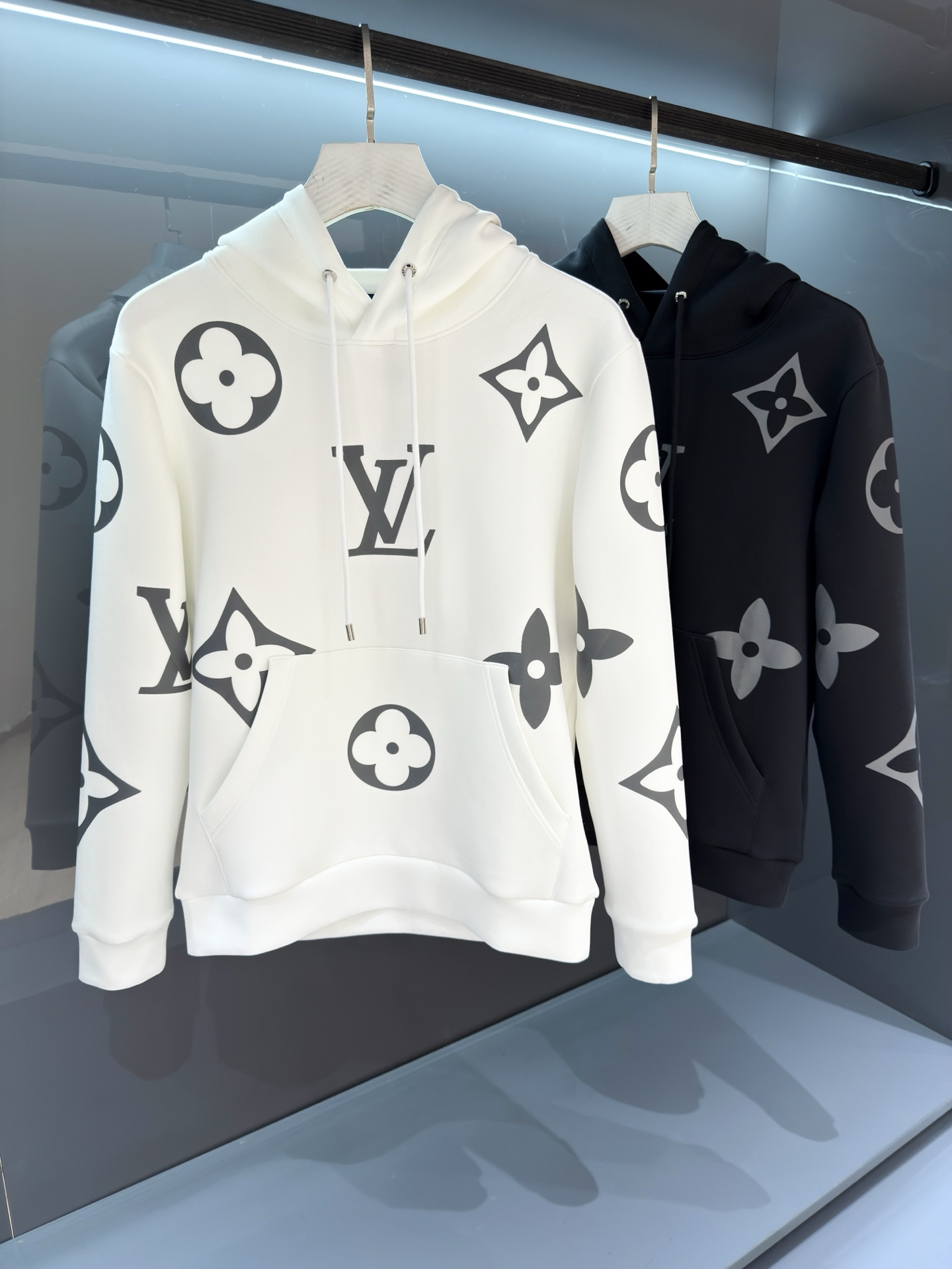 NO:538754,[New Product] OEM products in the trade channel, the 'serious move' in the trendy era. The fashionable and beautiful style continues to rise!! 2025SS autumn and winter new product Donkey men's hooded sweatshirt is full of style to create the most outstanding luxury sports and leisure system, the most comfortable and pleasing to the eye. Monogram pattern gradually fades from bottom to top, making the elegant design smart. Soft mercerized cotton cut out a slightly loose fit, matched with ribbed hem and cuffs. The adjustable hood is equipped with knitted belt. Customer-supplied worsted brushed cotton fabric is different from ordinary cotton, with smooth texture and delicate texture, and the inner velvet layer also perfectly shows the inside and outside beauty. Always maintain a perfect luxury sports shape. Color: White/Black Size S/M/L/XL S Shoulder width 48 bust 104 long 68 sleeves 63,,louis  vuitton, hoodie, sweatshirts, hats, alexander wang19860909【新品】 贸易渠道代工品,潮流时代的“必杀技”.时髦靓丽的风彩持续高涨!! 2025SS秋冬新品 驴 男士连帽卫衣 风十足缔造最为出色的奢感运动休闲体系,最为舒适养眼的感受. Monogram 图案自下而上逐渐淡出,令典雅设计呈现灵巧格调.舒软丝光棉裁出微宽松版型,搭配罗纹下摆及袖口.可调节风帽配有针织带. 客供精纺拉绒棉面料,区别于一般棉质,手感质感顺滑细腻,内里绒层面也完美展现内外兼具廓形美感.时刻保持足够完美的奢感运动造型. 颜色:白色/黑色 尺码S/M/L/XL S肩宽48胸围104衣长68袖长63,,louis vuitton,hoodie,sweatshirts,hats,alexander wang,Men's clothing