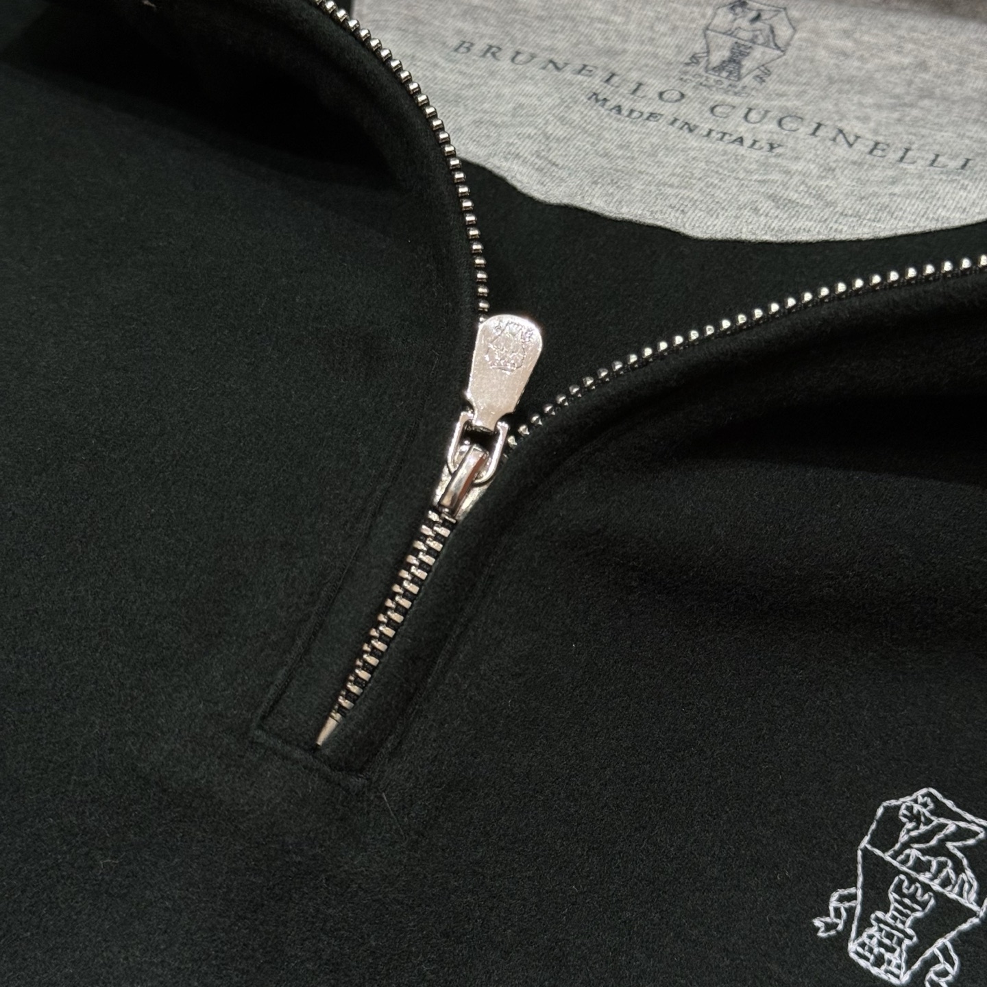 青色：细节特写