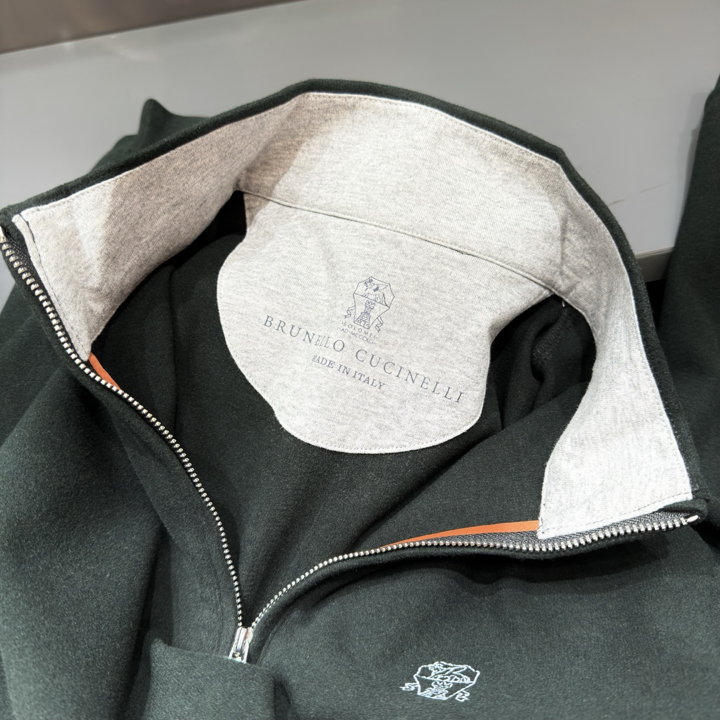 青色：细节特写