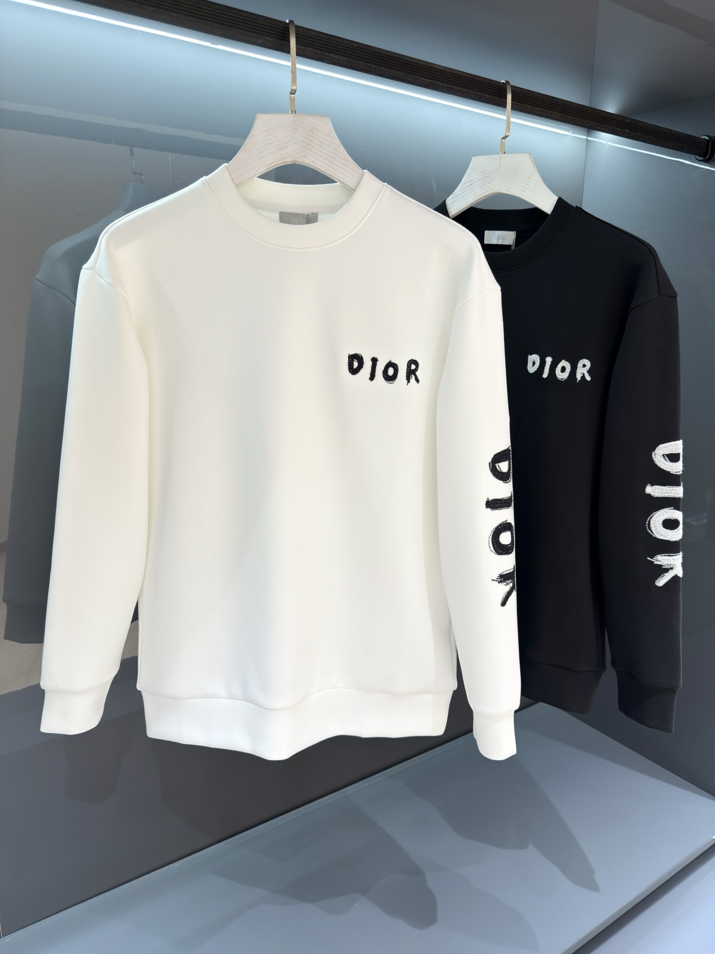 NO:538789,【New Product】Reinterprets avant-garde and fashionable style. Channel quality.. 2025 autumn and winter Di*r embroidered round-neck pullover sweatshirt. Superior fashion charm style and unique artistic atmosphere. Customized fabrics are high-grade cotton fabrics, soft and harder, and comfortable and breathable. They are very suitable for wearing in spring and autumn. Fine sewing and shaping. Anti-static and grit are easier to handle in daily life. The anti-wrinkle performance is also quite good. The OS silhouette style creates a fashionable style. The excellent cutting process of the fabric reflects amazing elegance. The cuffs and bottom are designed with precision knitted thread technology, which is tight, comfortable and without slit. The noble and elegant casual temperament is so willful... Color white/black Size S/M/L/XL  S shoulder width 46 bust 106 clothes length 67 sleeve length 61, hoodie, sweatshirts, alexander wang19860909【新品】 重新诠释了前卫时尚的风范.渠道精品..2025秋冬Di*r 刺绣圆领套头卫衣 高超的时尚魅力风范,特立独行的艺术气息. 客供定制面料高克重棉面料,软硬更为适中,舒适透气性非常适合春秋季节着穿.精细一体缝制塑造成型.抗静电抗粘灰日常更易打理.抗皱性能也是相当不错的.OS廓形量裁的风格缔造潮流时尚的风范. 面料搭配优异的裁剪工艺体现惊人的优雅贵气.袖口及底摆运用精密针织螺纹工艺设计,紧致舒适无勒感.高贵典雅的休闲气质就是这么任性…… 颜色白色/黑色 尺码S/M/L/XL S肩宽46胸围106衣长67袖长61,,hoodie,sweatshirts,alexander wang,Men's clothing