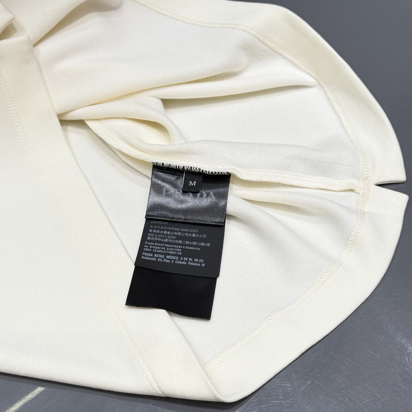 白色：细节特写