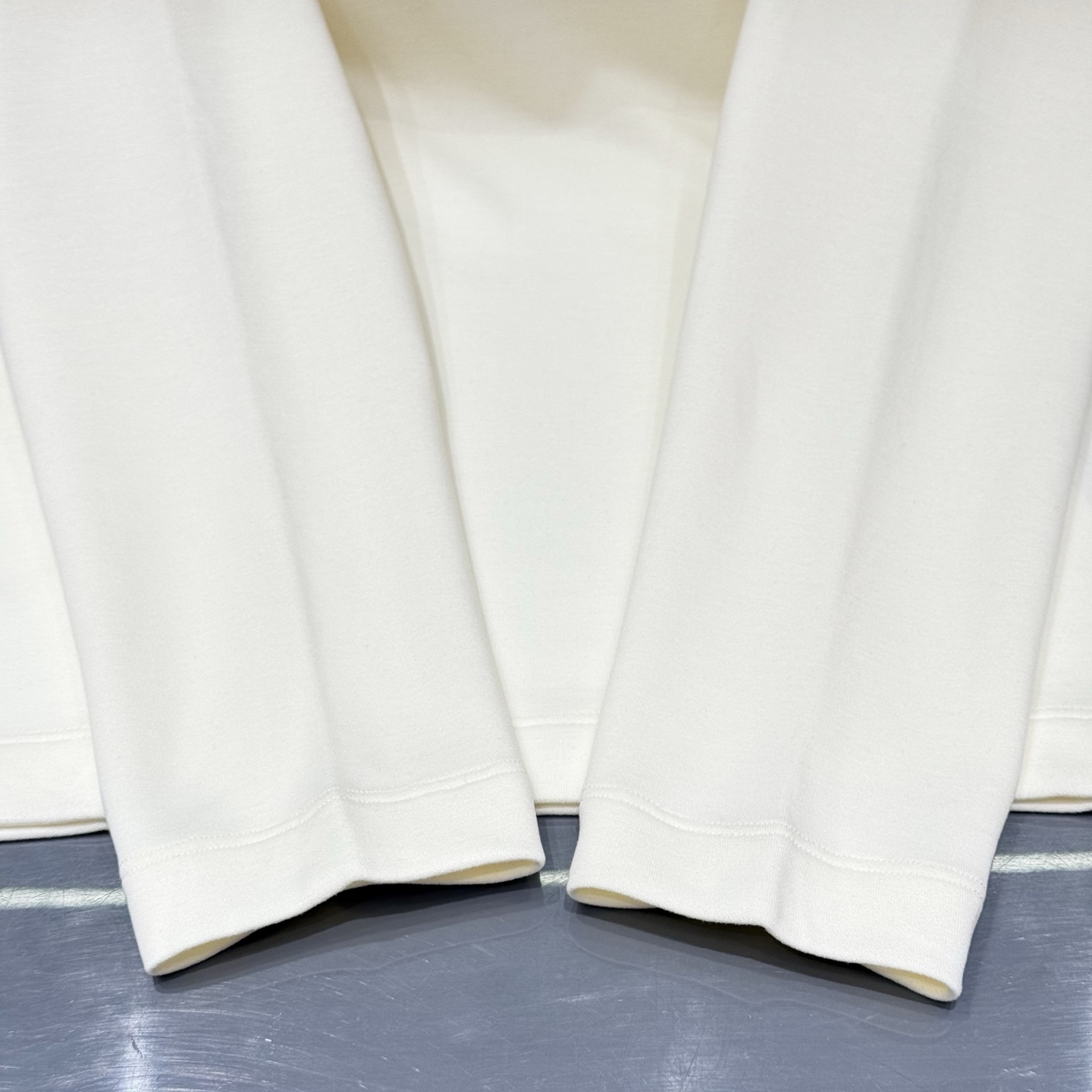 白色：细节特写