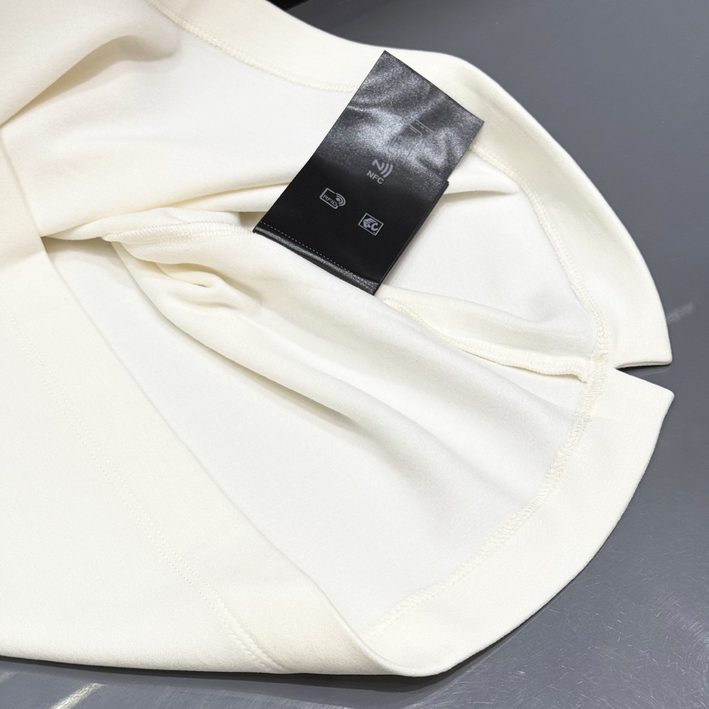 白色：细节特写