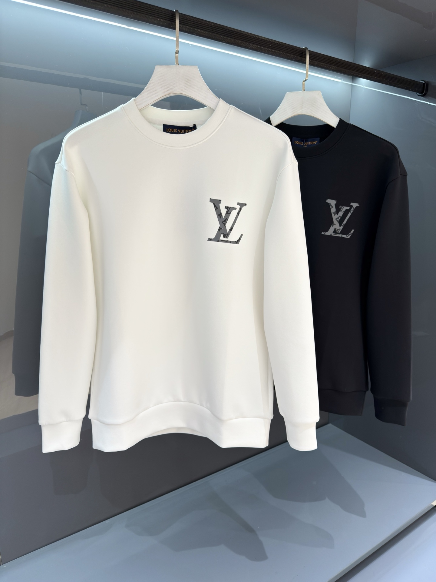 NO:538741,[New Product] Trade Channel OEM Products 2025SS Fall and Winter New Products Donkey Men's MONOGRAM Men's Round Neck Sweatshirt Full of style creates the most outstanding luxury sports and leisure system, the most comfortable and pleasing to the eye. Monogram pattern gradually fades from bottom to top, making the elegant design appear clever and stylish. Soft mercerized cotton cuts out a slightly loose fit, matched with ribbed hem and cuffs. Adjustable hood is equipped with knitted belt. Customer-supplied worsted brushed cotton fabric, which is different from ordinary cotton, has a smooth and delicate texture, and the inner velvet layer also perfectly shows the beauty of both the inside and the outside. It always maintains a perfect luxury sports shape. Color: White/Black Size S/M/L/XL S Shoulder width 46 bust 104 Long 68 Sleeve length 61,,louis  vuitton, hoodie, sweatshirts, hats, alexander wang19860909【新品】 贸易渠道代工品 2025SS秋冬新品 驴 男士MONOGRAM 男士圆领卫衣 风十足缔造最为出色的奢感运动休闲体系,最为舒适养眼的感受. Monogram 图案自下而上逐渐淡出,令典雅设计呈现灵巧格调.舒软丝光棉裁出微宽松版型,搭配罗纹下摆及袖口.可调节风帽配有针织带. 客供精纺拉绒棉面料,区别于一般棉质,手感质感顺滑细腻,内里绒层面也完美展现内外兼具廓形美感.时刻保持足够完美的奢感运动造型. 颜色:白色/黑色 尺码S/M/L/XL S肩宽46胸围104衣长68袖长61,,louis vuitton,hoodie,sweatshirts,hats,alexander wang,Men's clothing